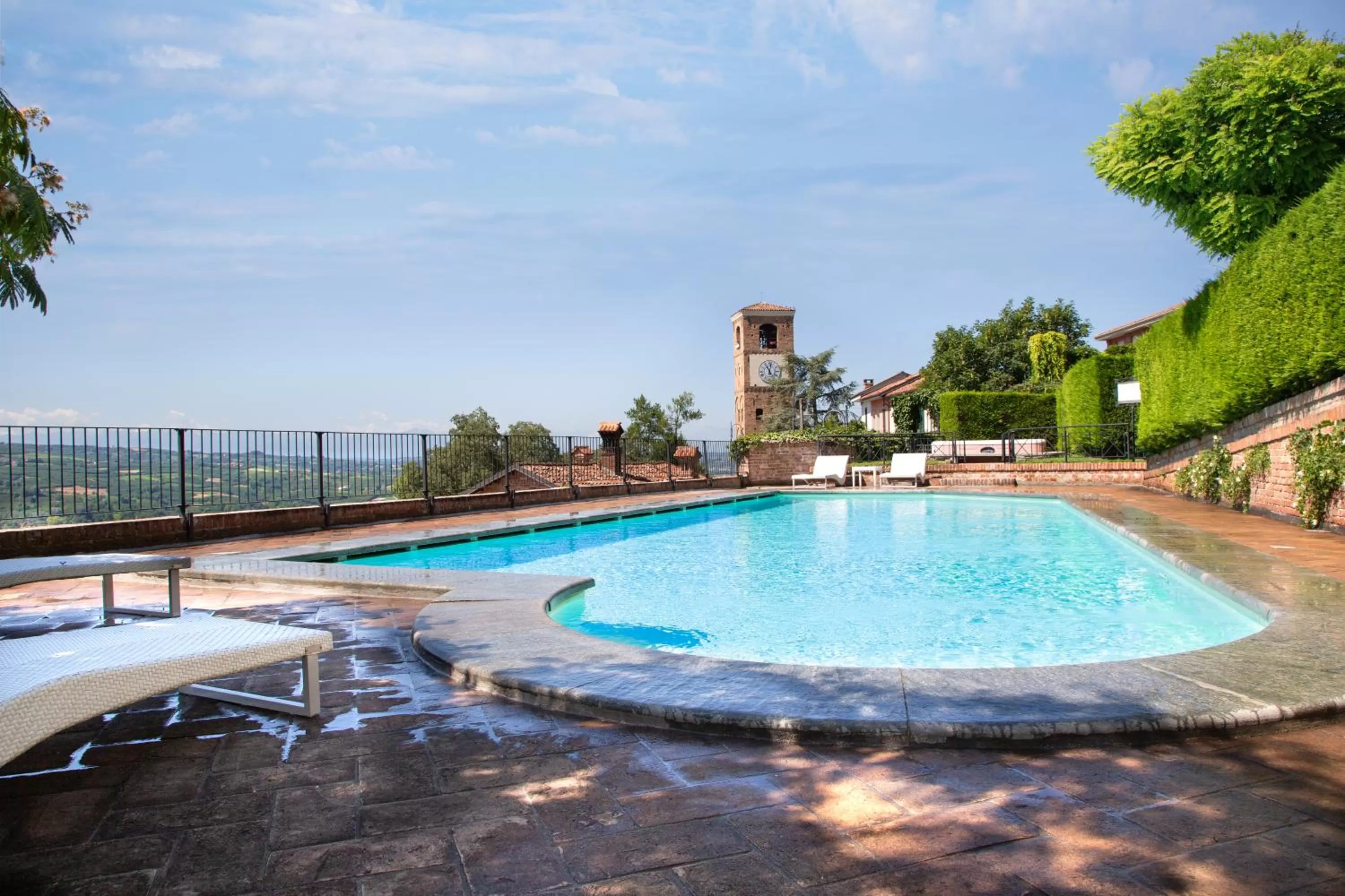Swimming pool in Hotel Castello di Santa Vittoria