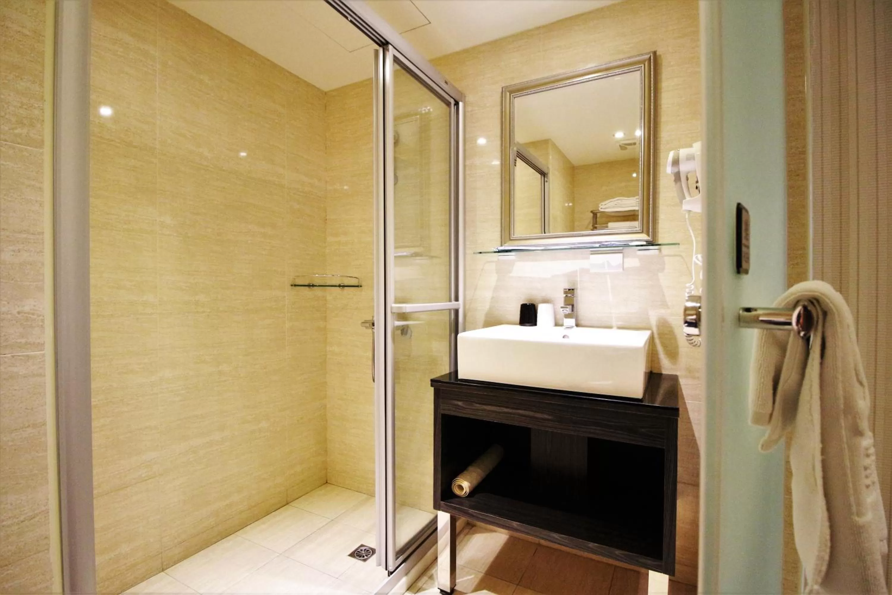 Bathroom, Bed in J-HOTEL