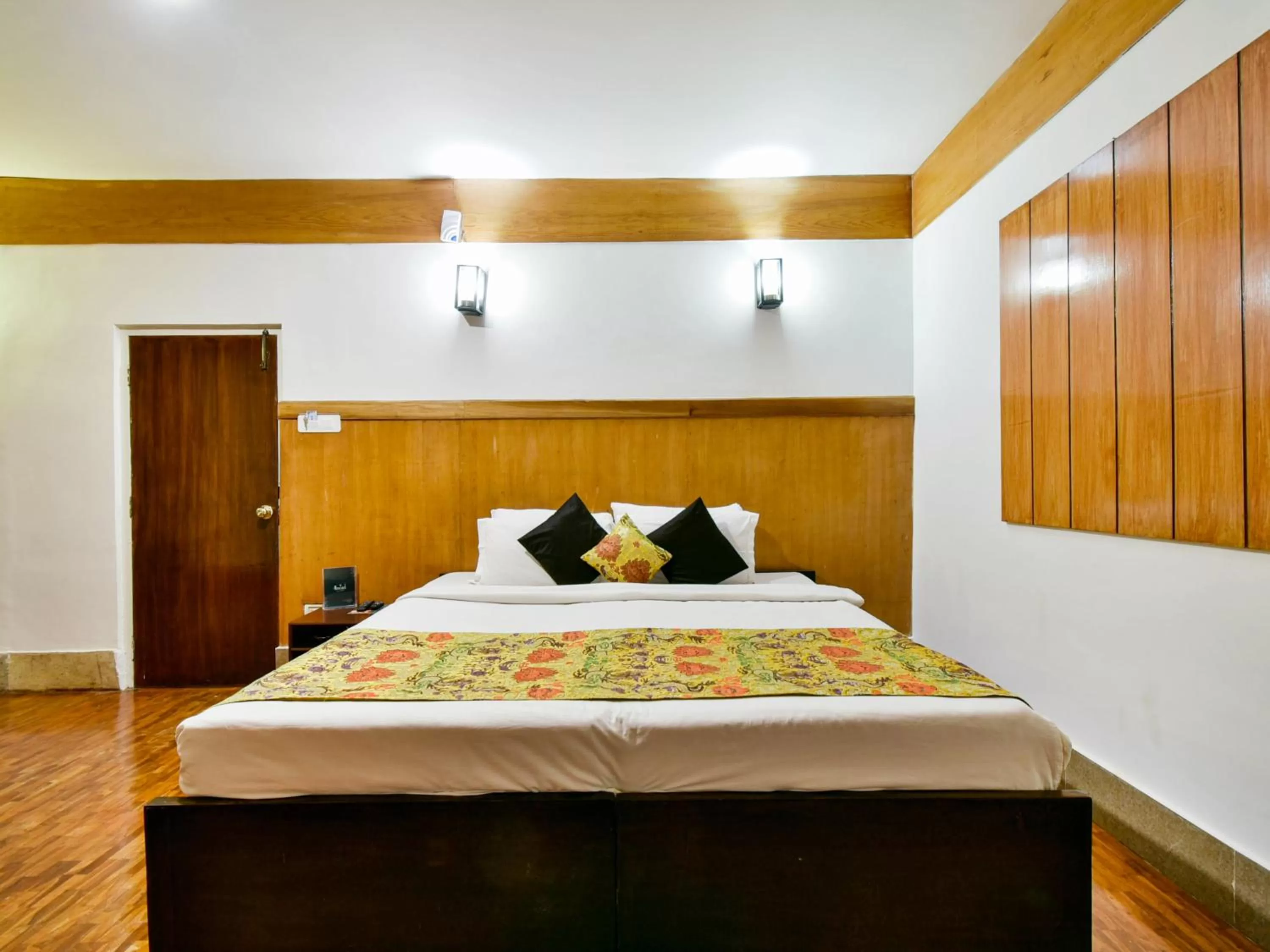 Bed in Muscatel Delamare - 200 Mts from MG Marg