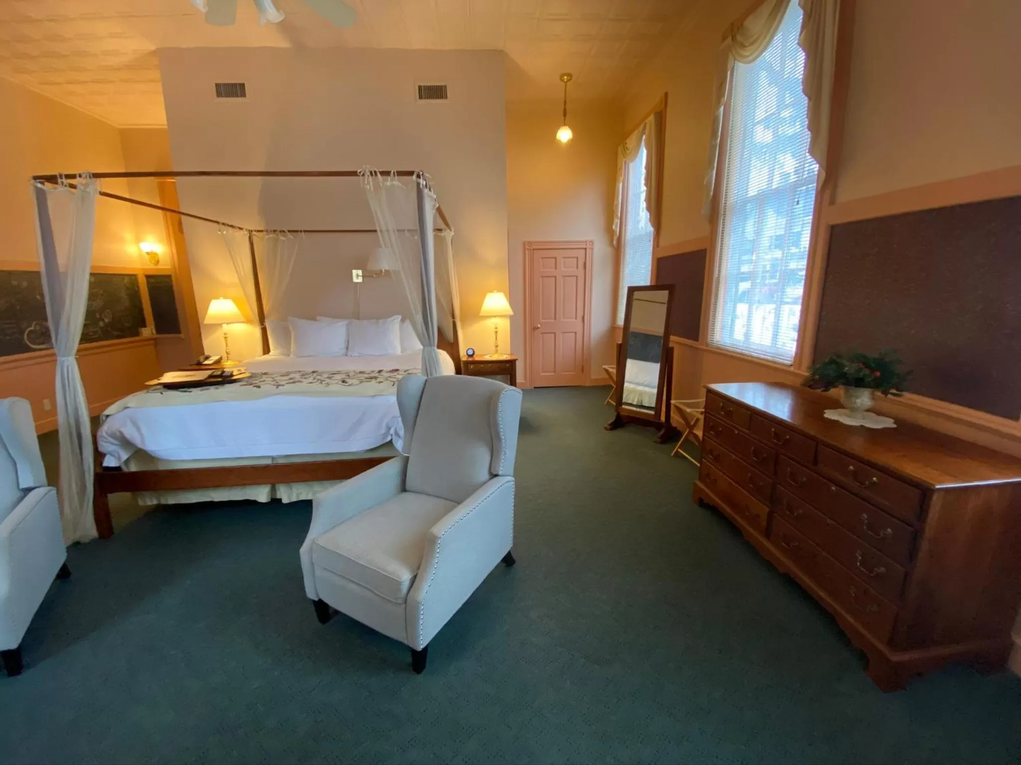 Photo of the whole room, Bed in Chambery Inn