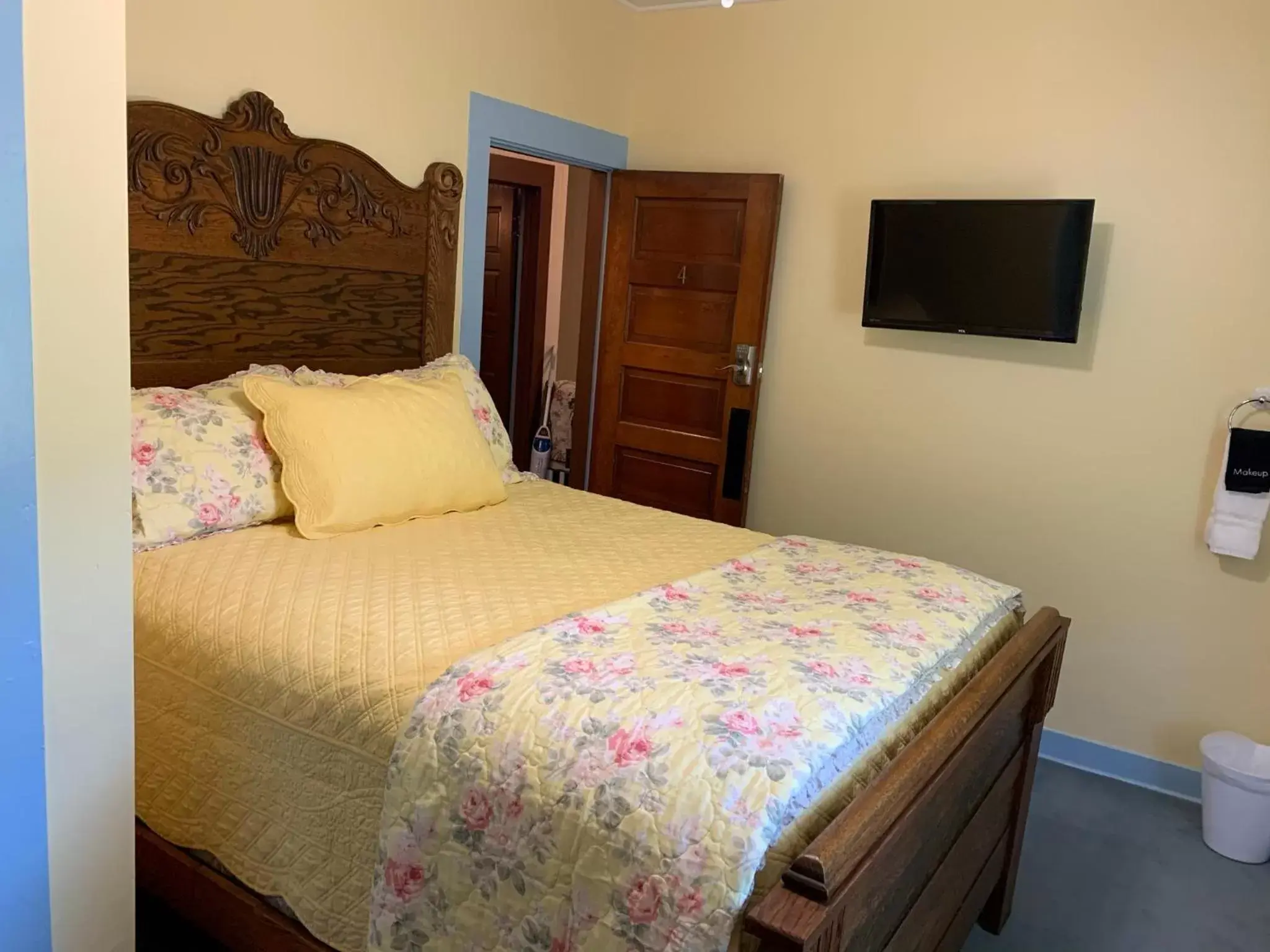 Queen Room with Shared Bathroom in Mount Shasta Ranch Bed and Breakfast Queen Room with Shared Bathroom in Mount Shasta Ranch Bed and Breakfast