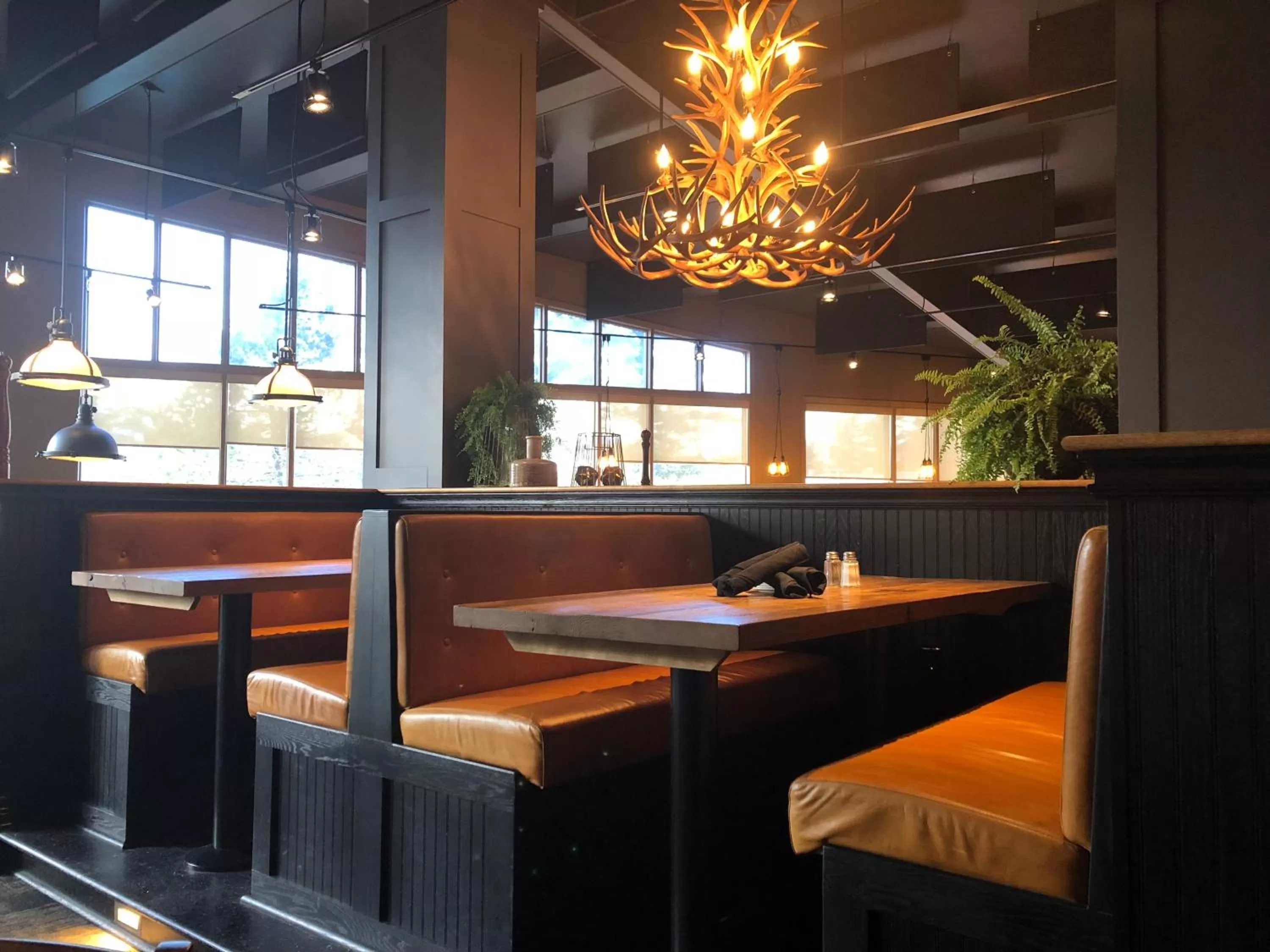 Lounge or bar in Fairmont Hot Springs Resort