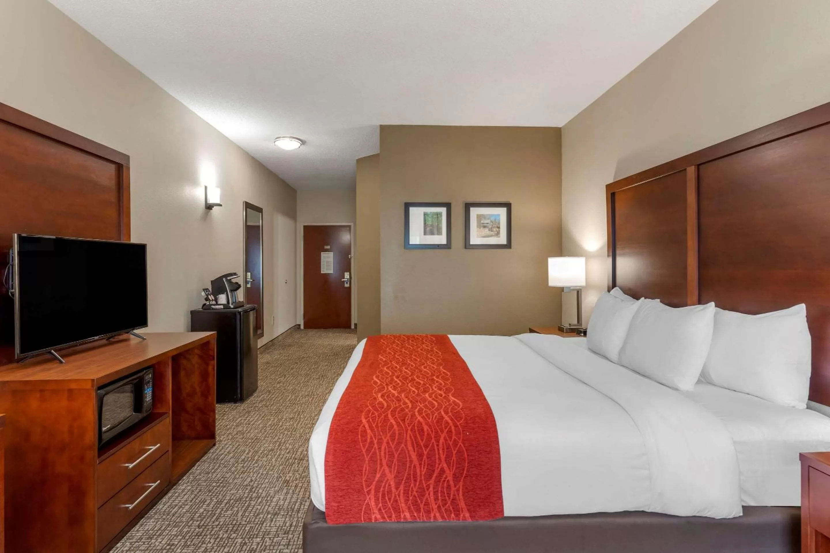 Photo of the whole room, Bed in comfort & inn Suites