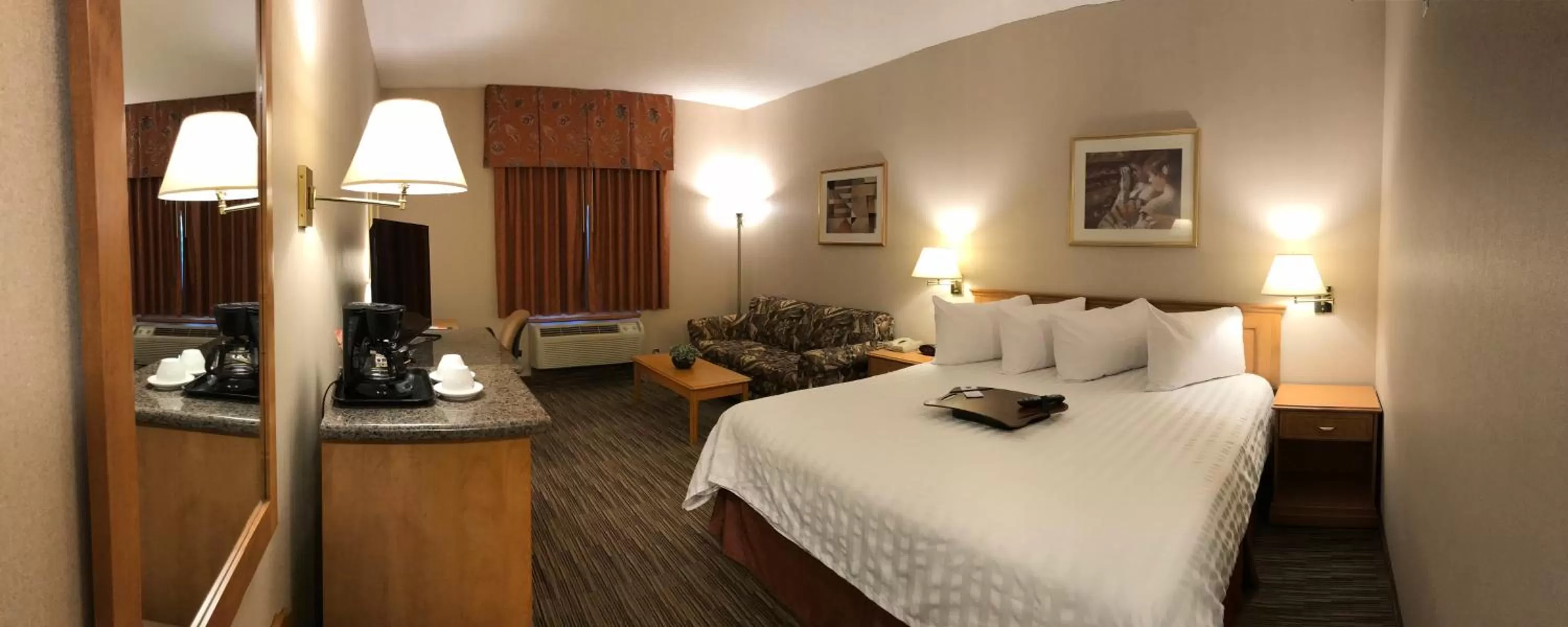 Bed in Humphry Inn and Suites