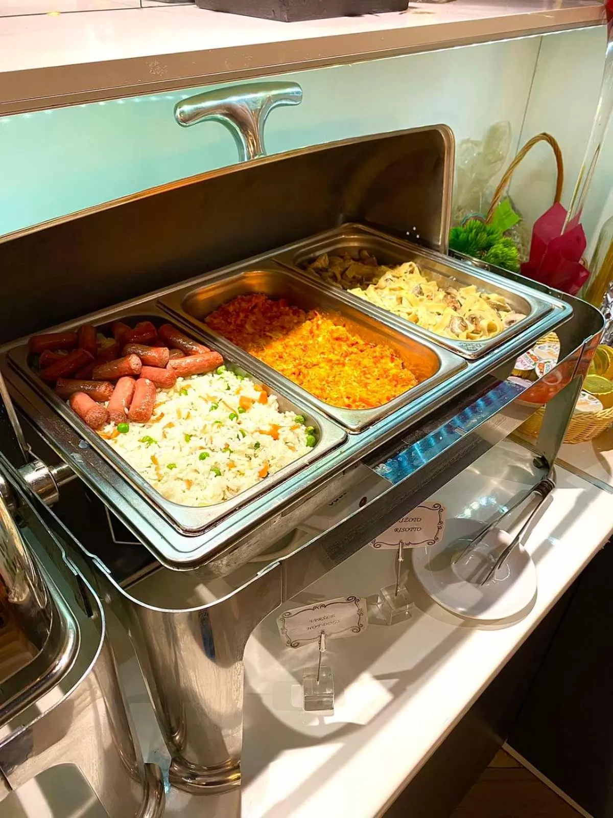 Restaurant/places to eat in Capital Hotel Garni