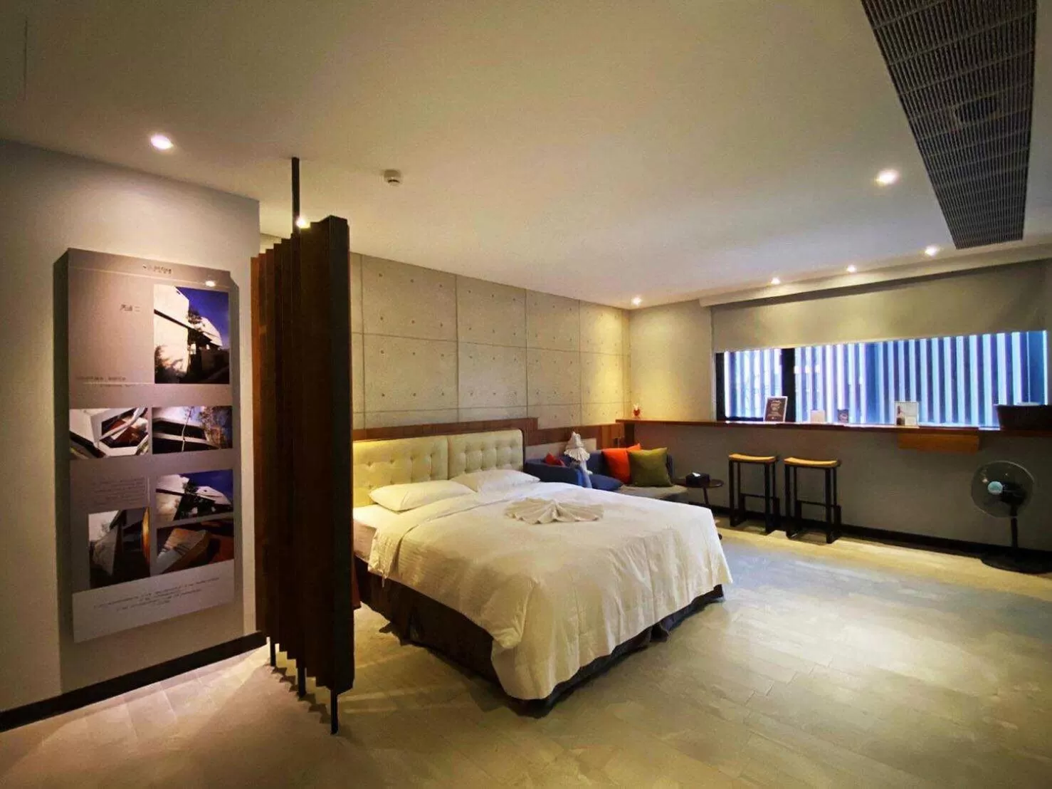 Photo of the whole room, Bed in 3 Door Hotel