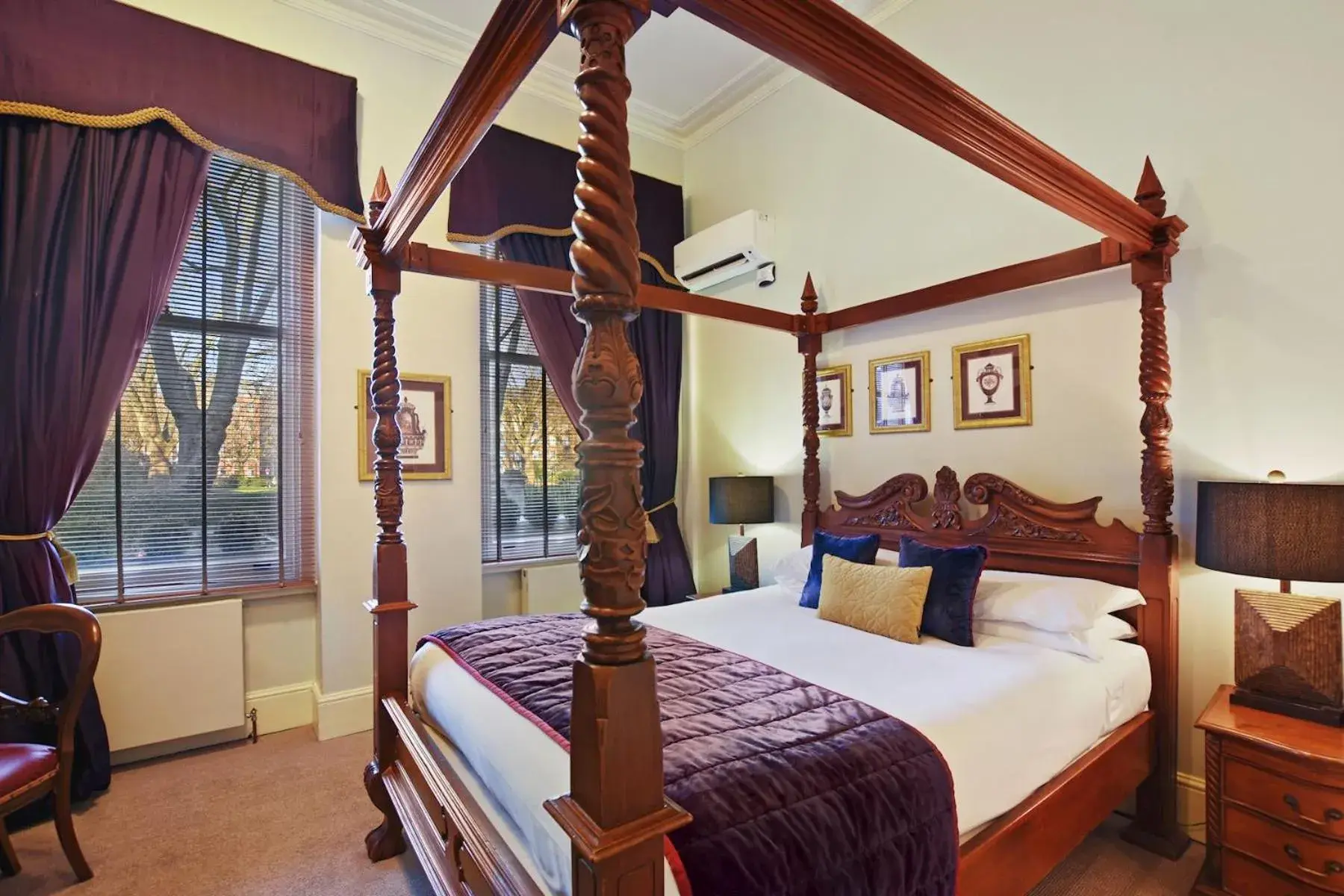 Luxury Four Poster in Twenty Nevern Square Hotel Luxury Four Poster in Twenty Nevern Square Hotel