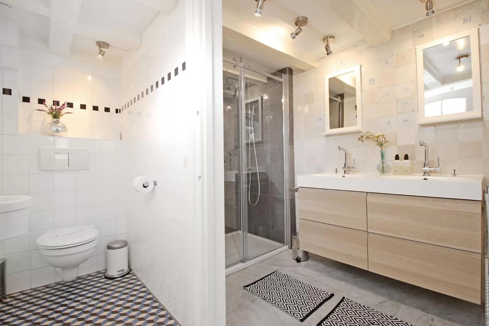 Bathroom in Cozy Jordaan canalhouse near Anne Frank House