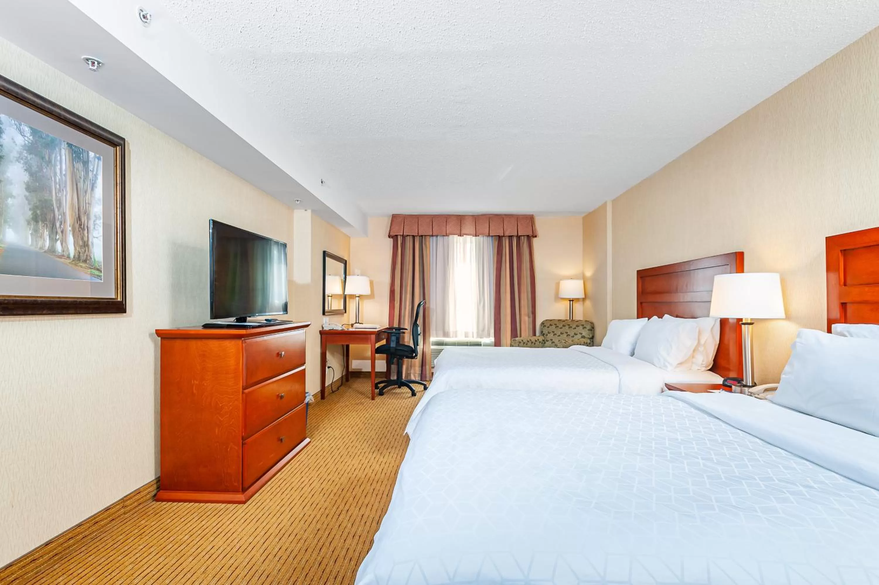 Photo of the whole room, Bed in Holiday Inn Express Hotel & Suites Clarington - Bowmanville by IHG