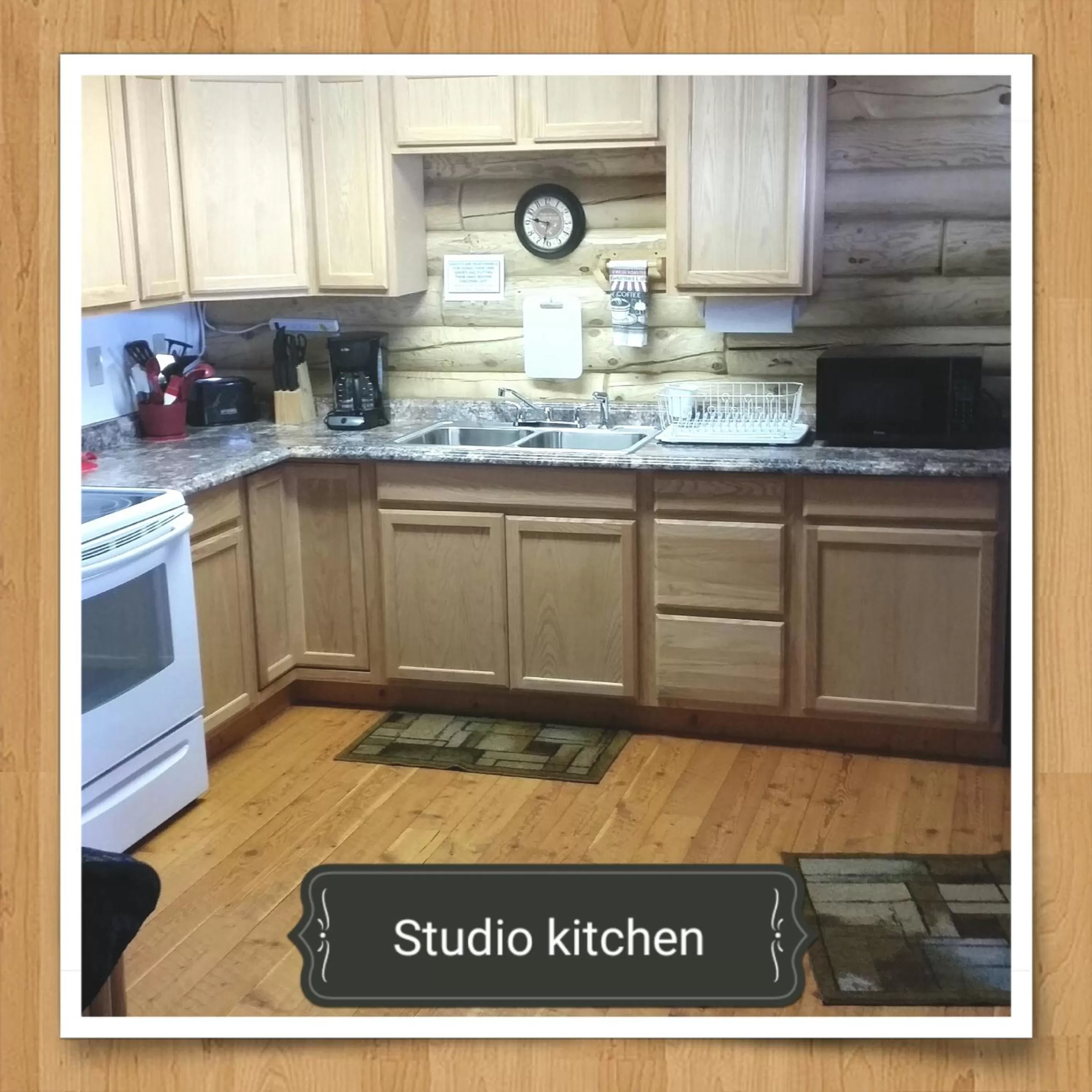 Kitchen or kitchenette in Wolf Den Log Cabin Motel and RV Park