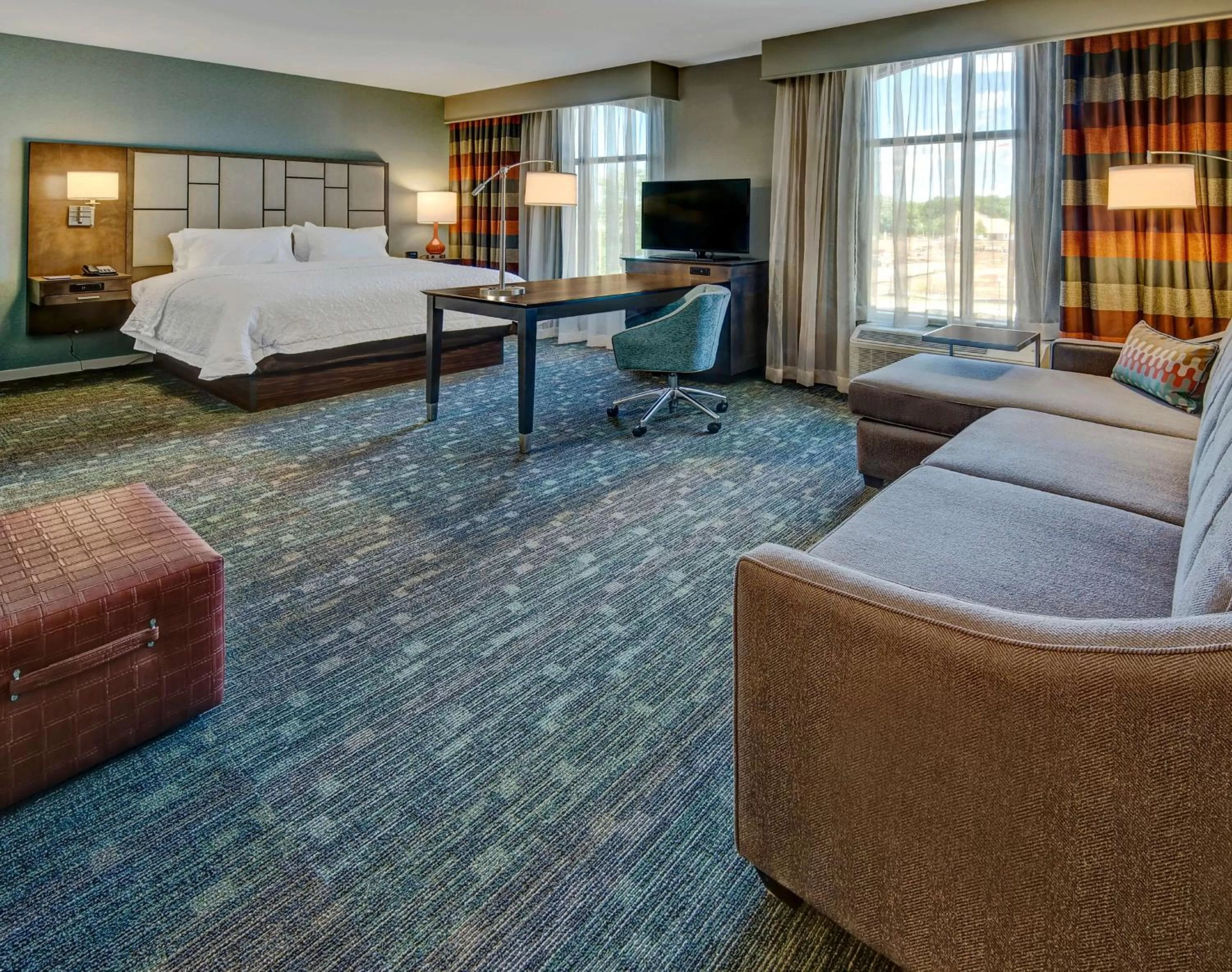 Living room, Bed in Hampton Inn & Suites Memphis Germantown