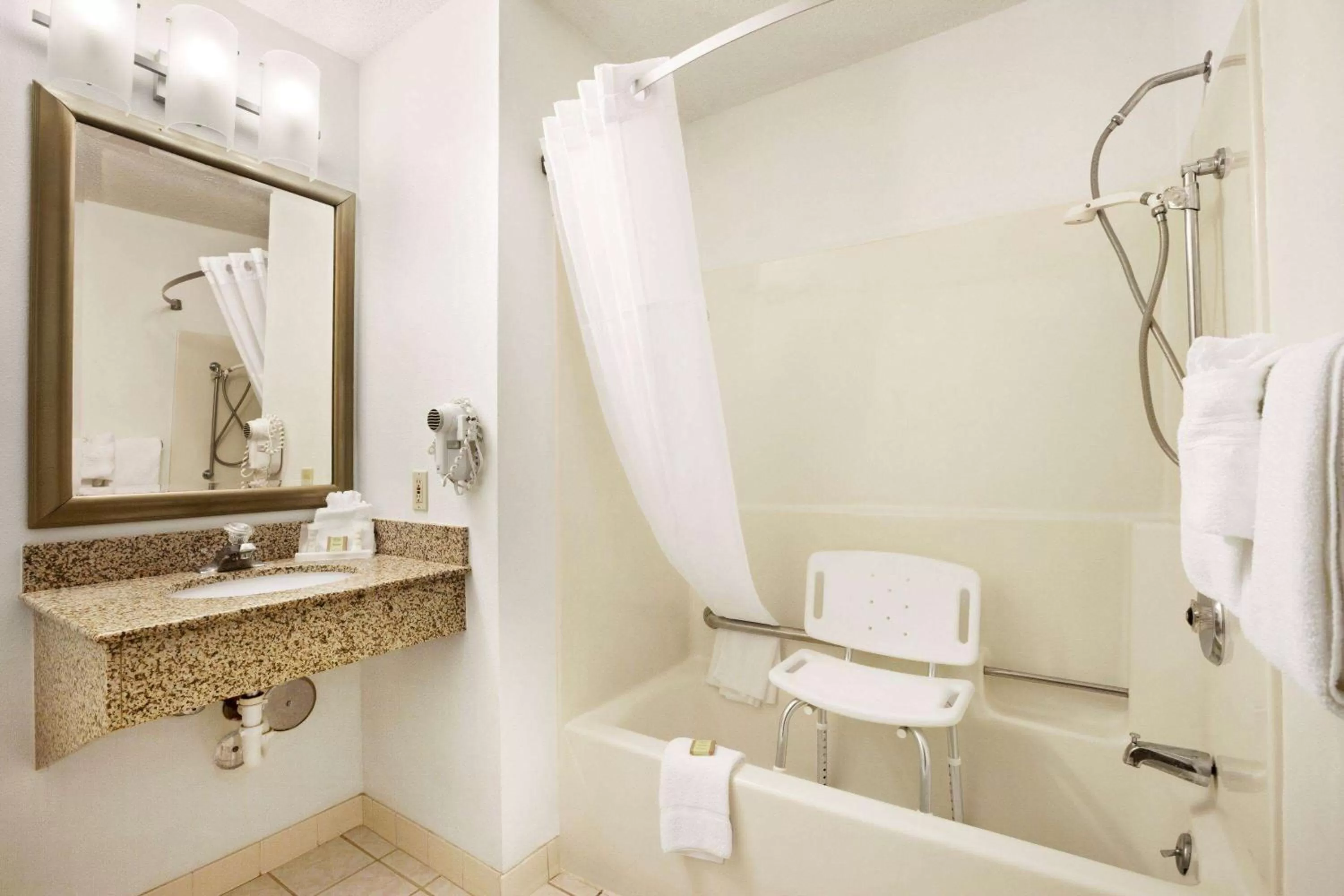 Photo of the whole room in Super 8 by Wyndham Milwaukee Airport