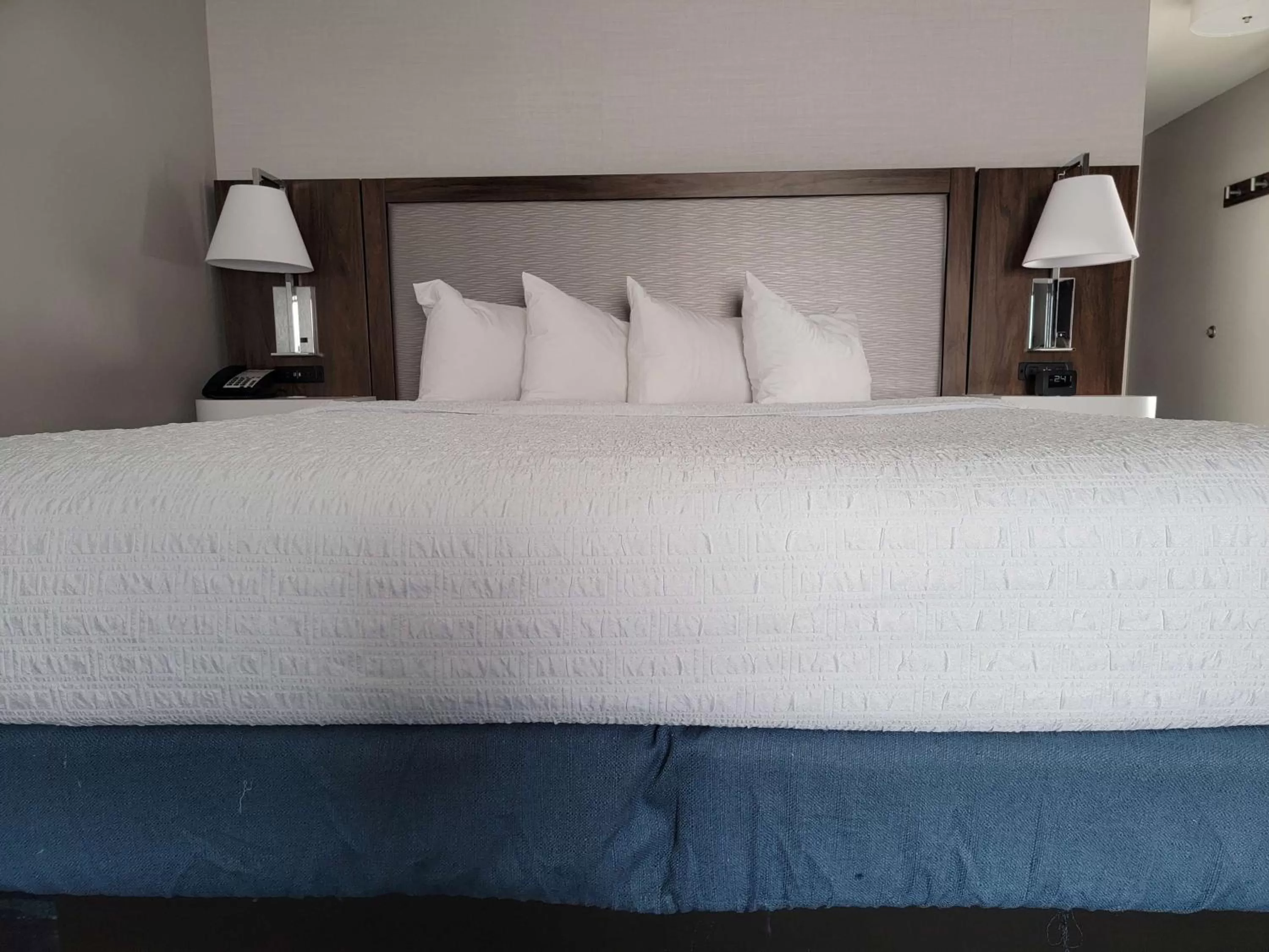 Bed in Hampton Inn & Suites Erie Bayfront