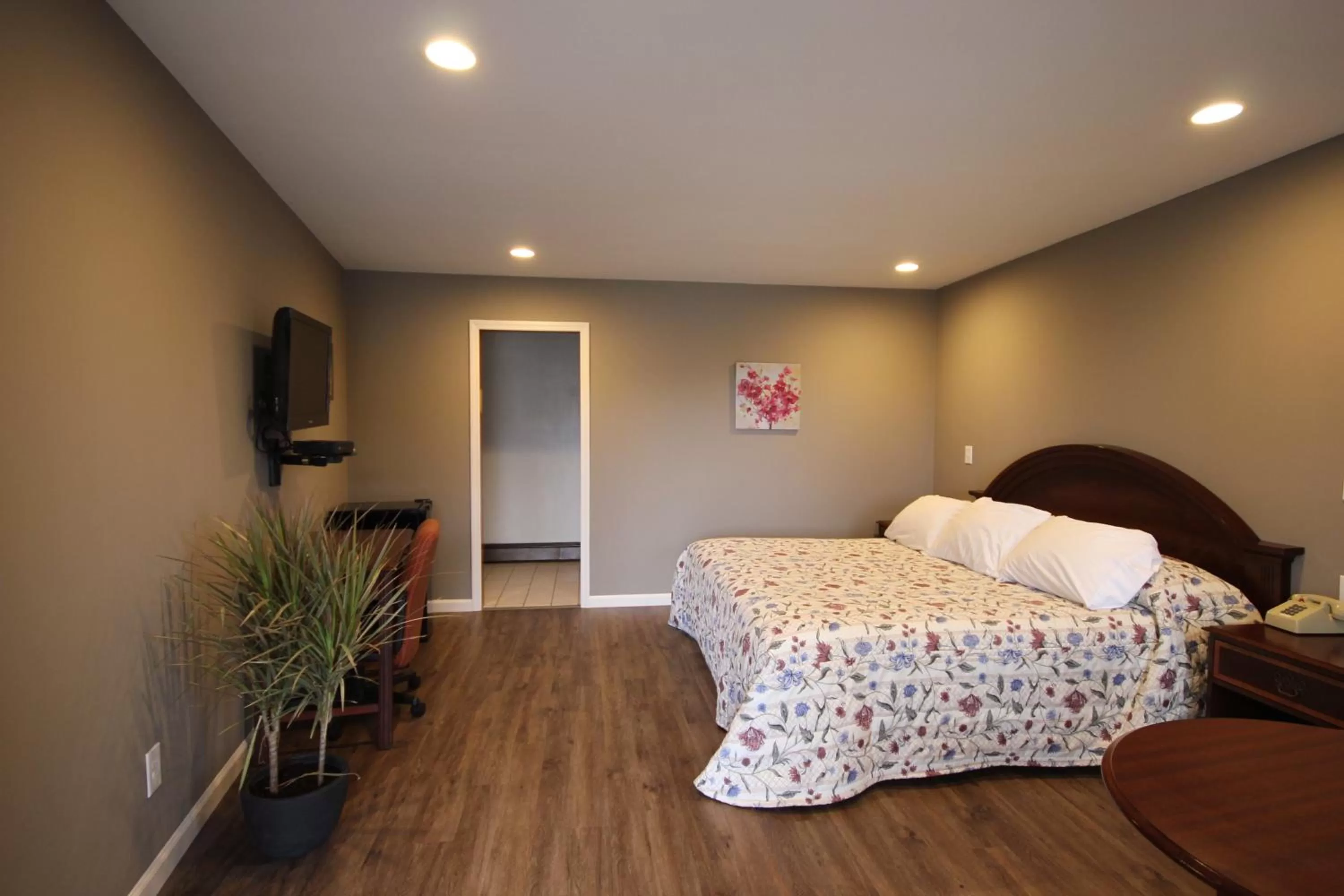 Photo of the whole room, Bed in Heidi's Inn