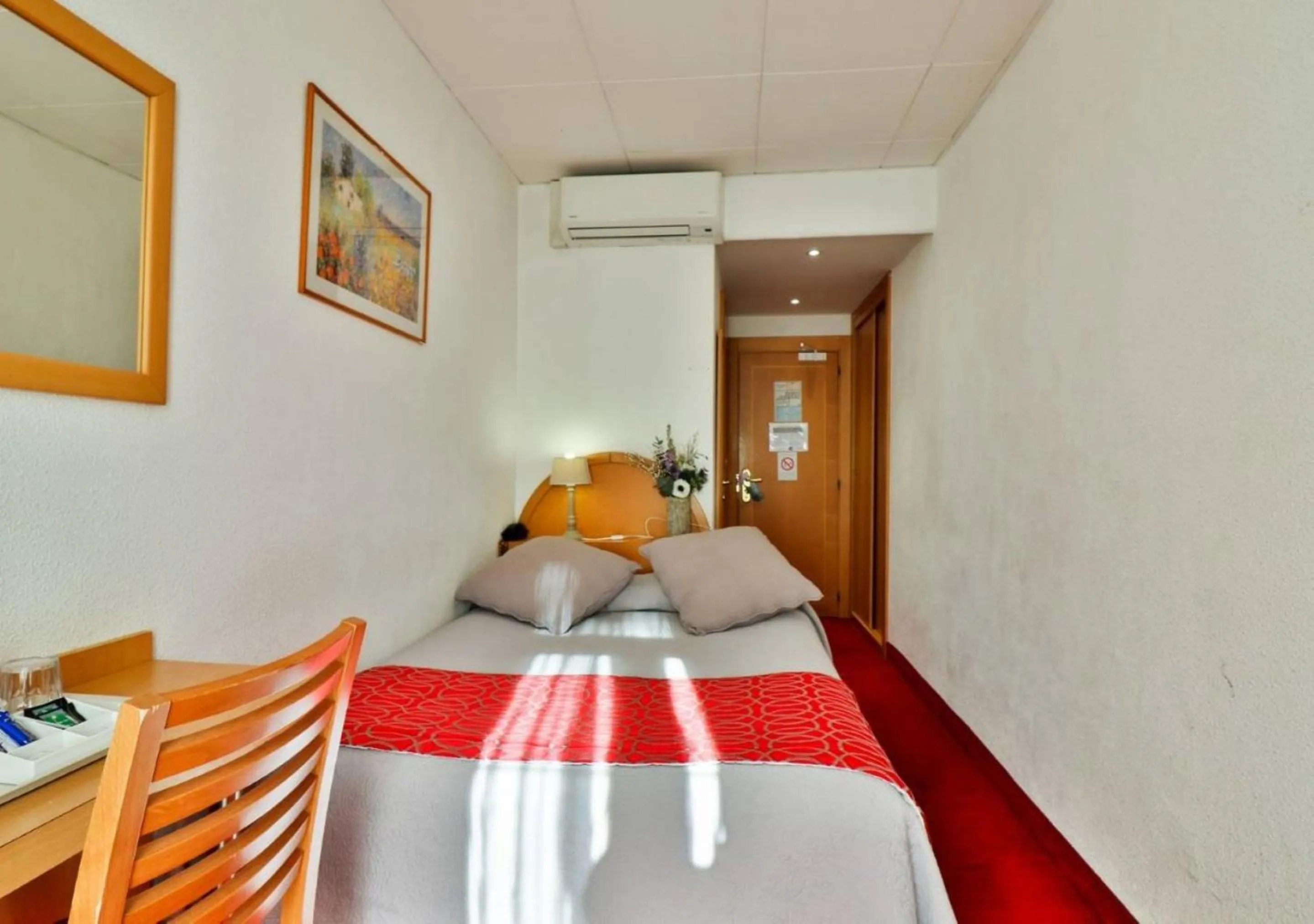 Photo of the whole room, Bed in Hôtel restaurant Oasis