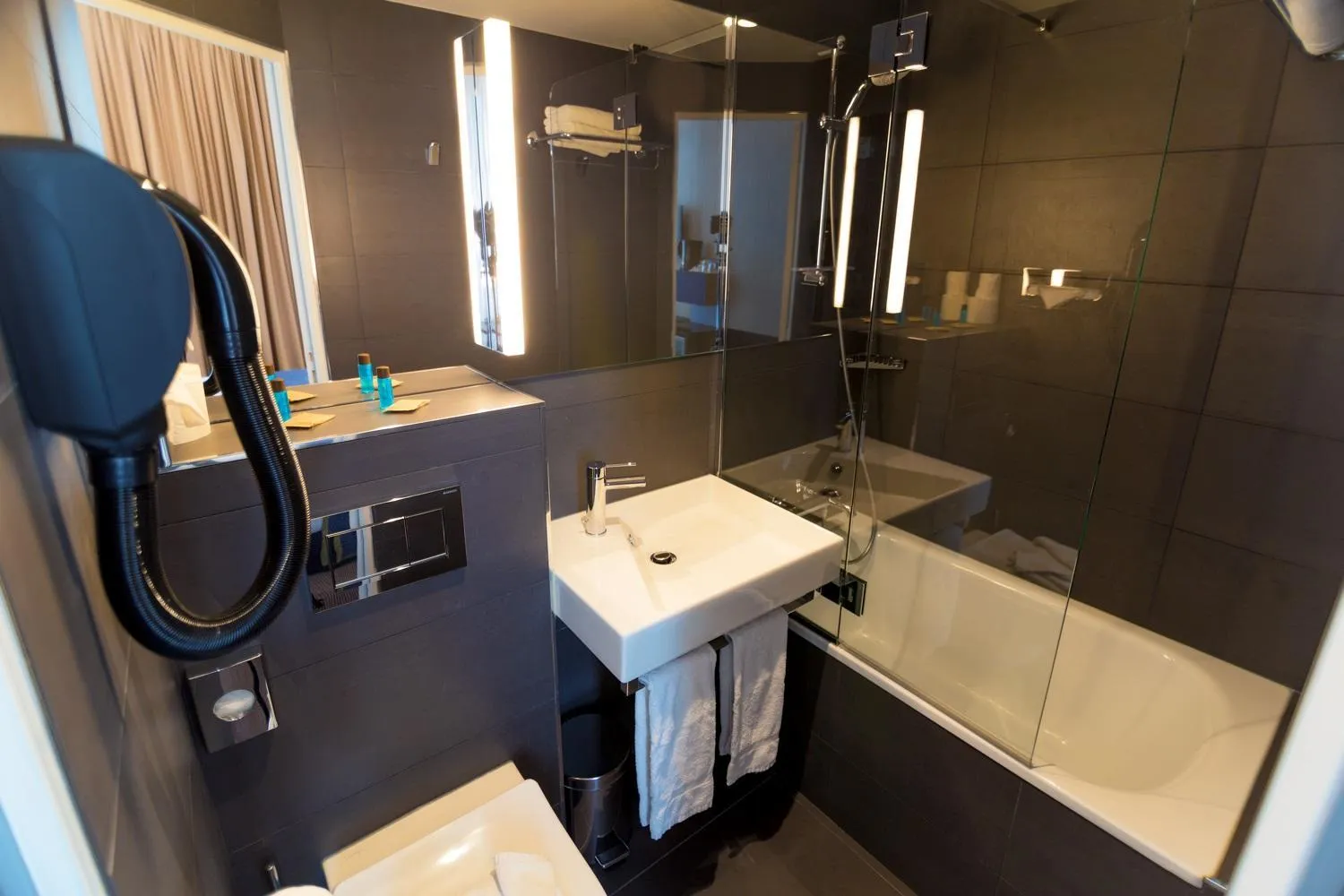 Bathroom in Hôtel Charing Cross