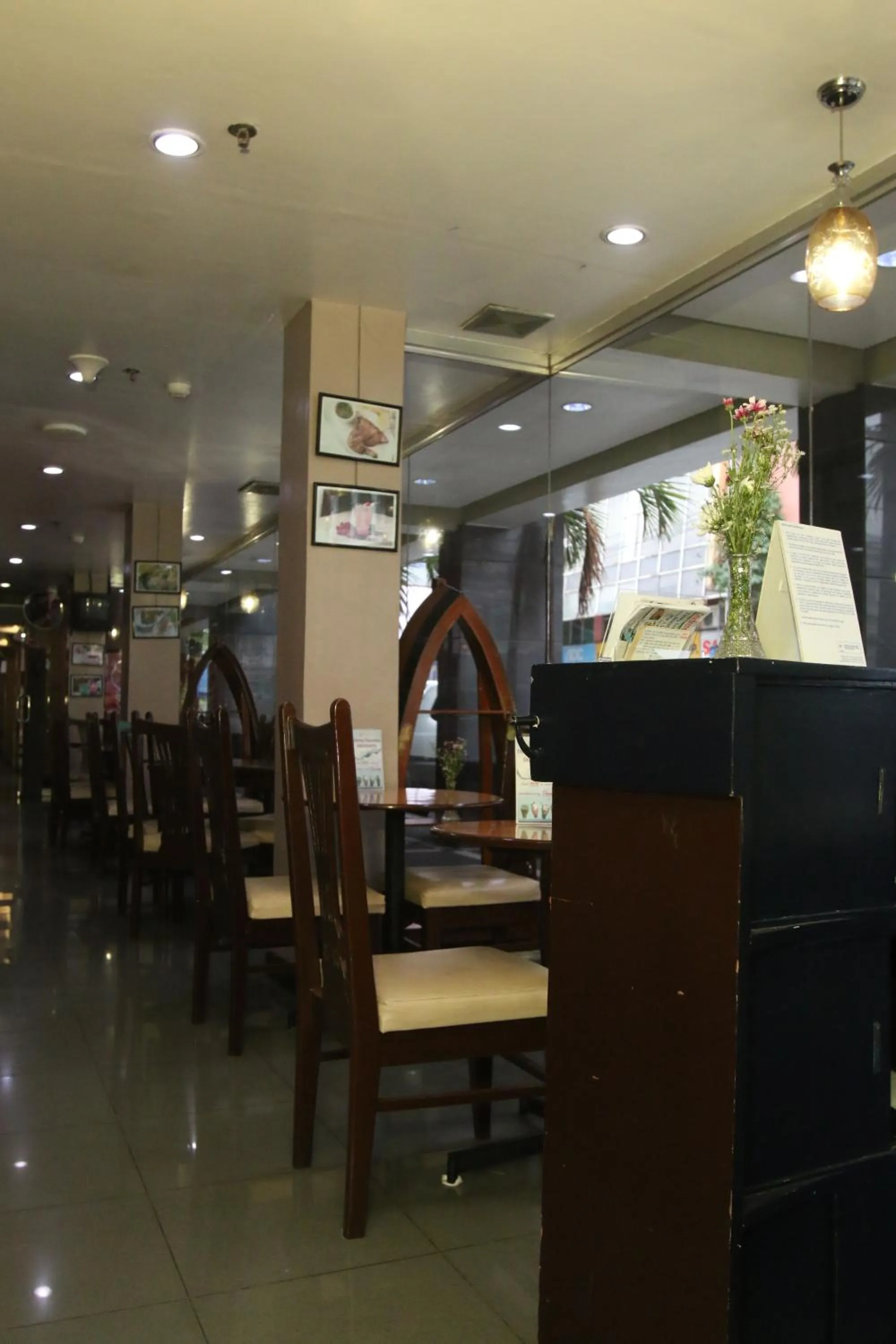 Restaurant/places to eat in Harbor Town Hotel