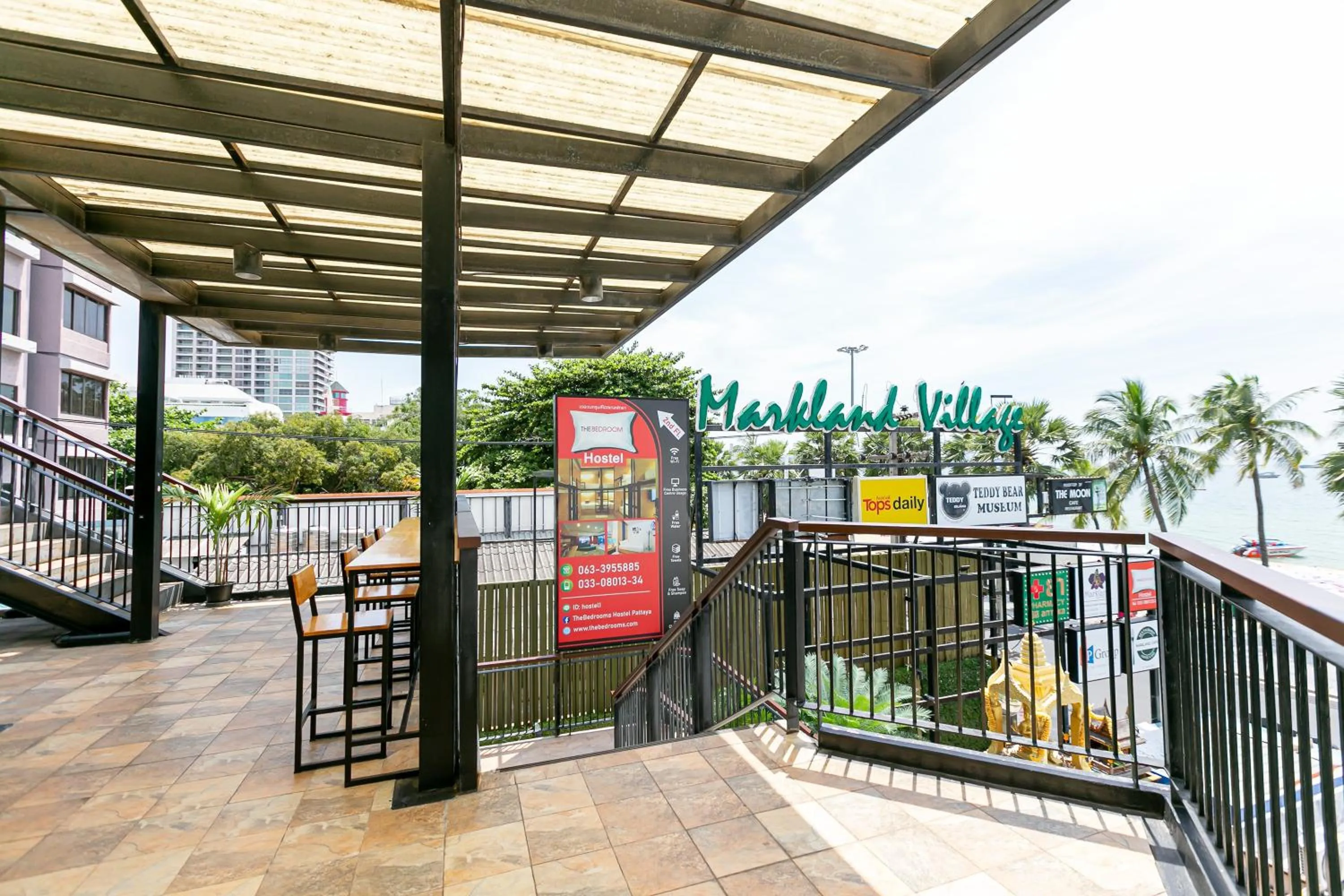 Property building in The Bedrooms Hostel Pattaya