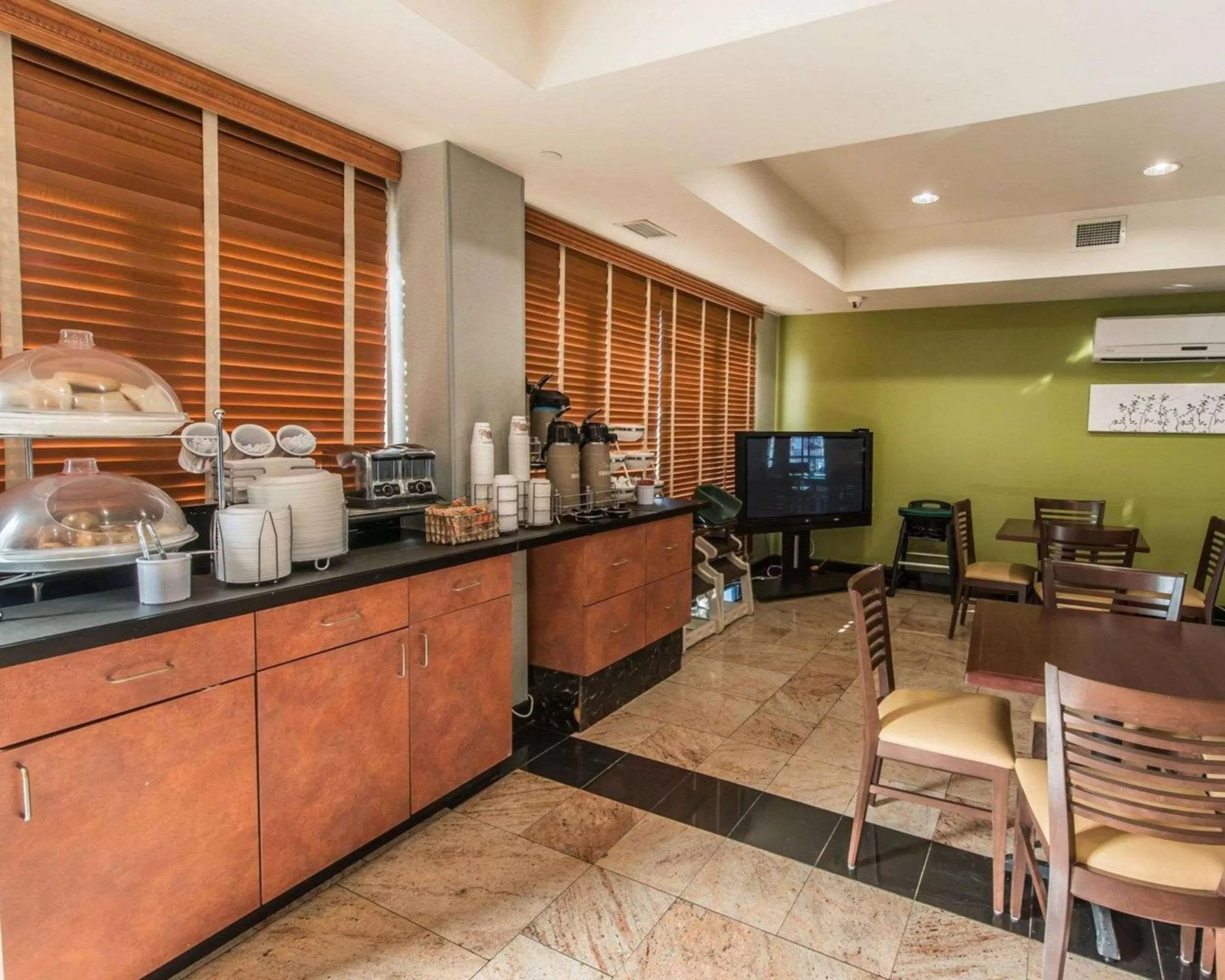 Restaurant/places to eat in Sleep Inn & Suites Winchester near University