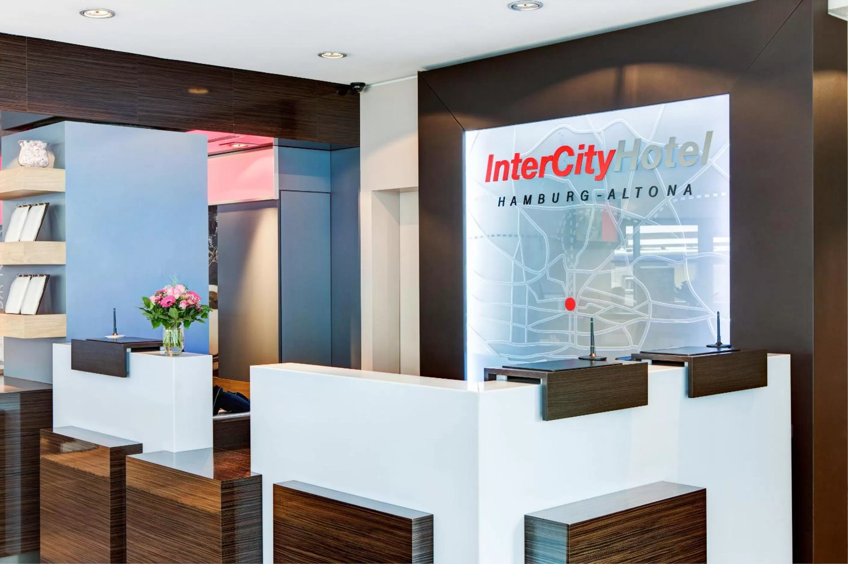 Lobby or reception in IntercityHotel Hamburg Altona
