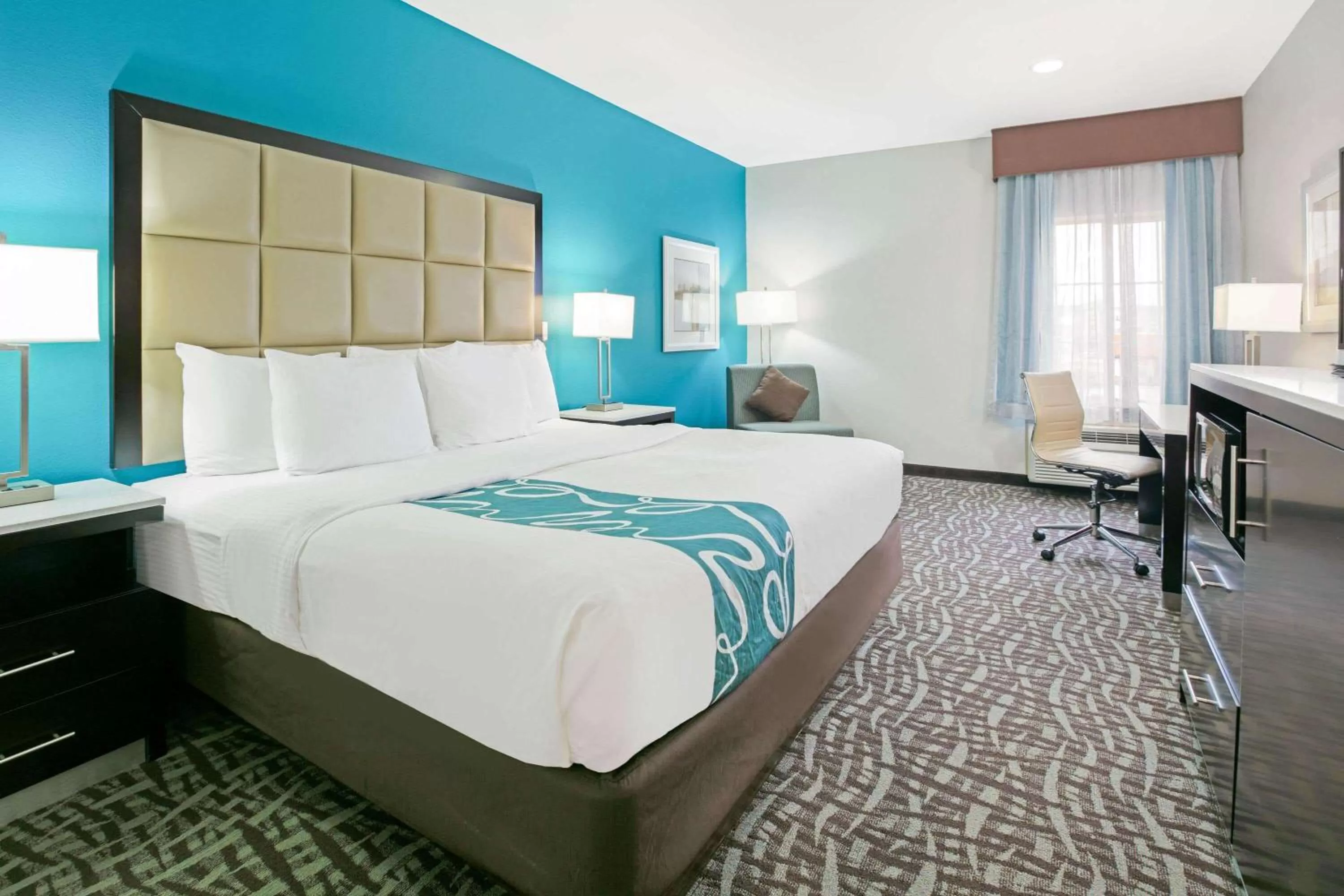 Photo of the whole room, Bed in La Quinta Inn and Suites by Wyndham Paris