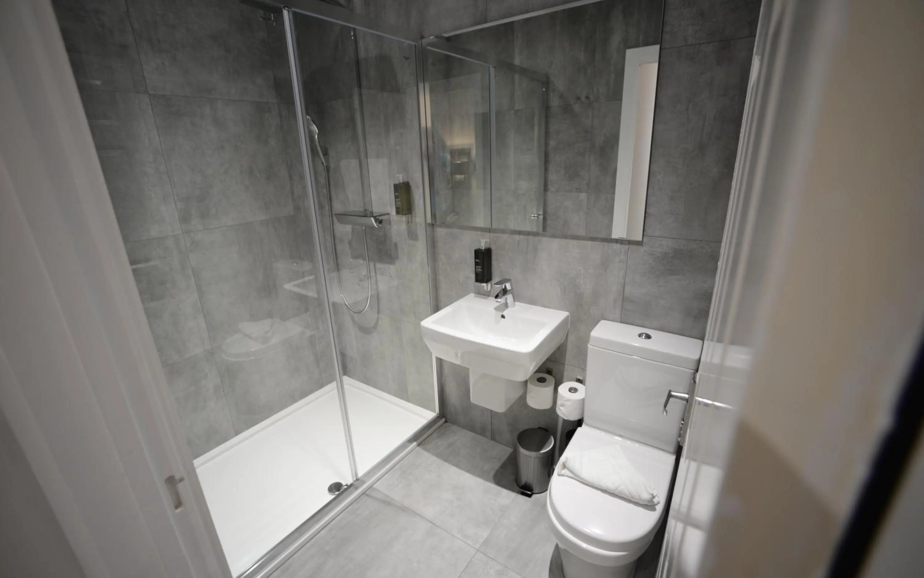 Bathroom in The Tudor Inn Hotel