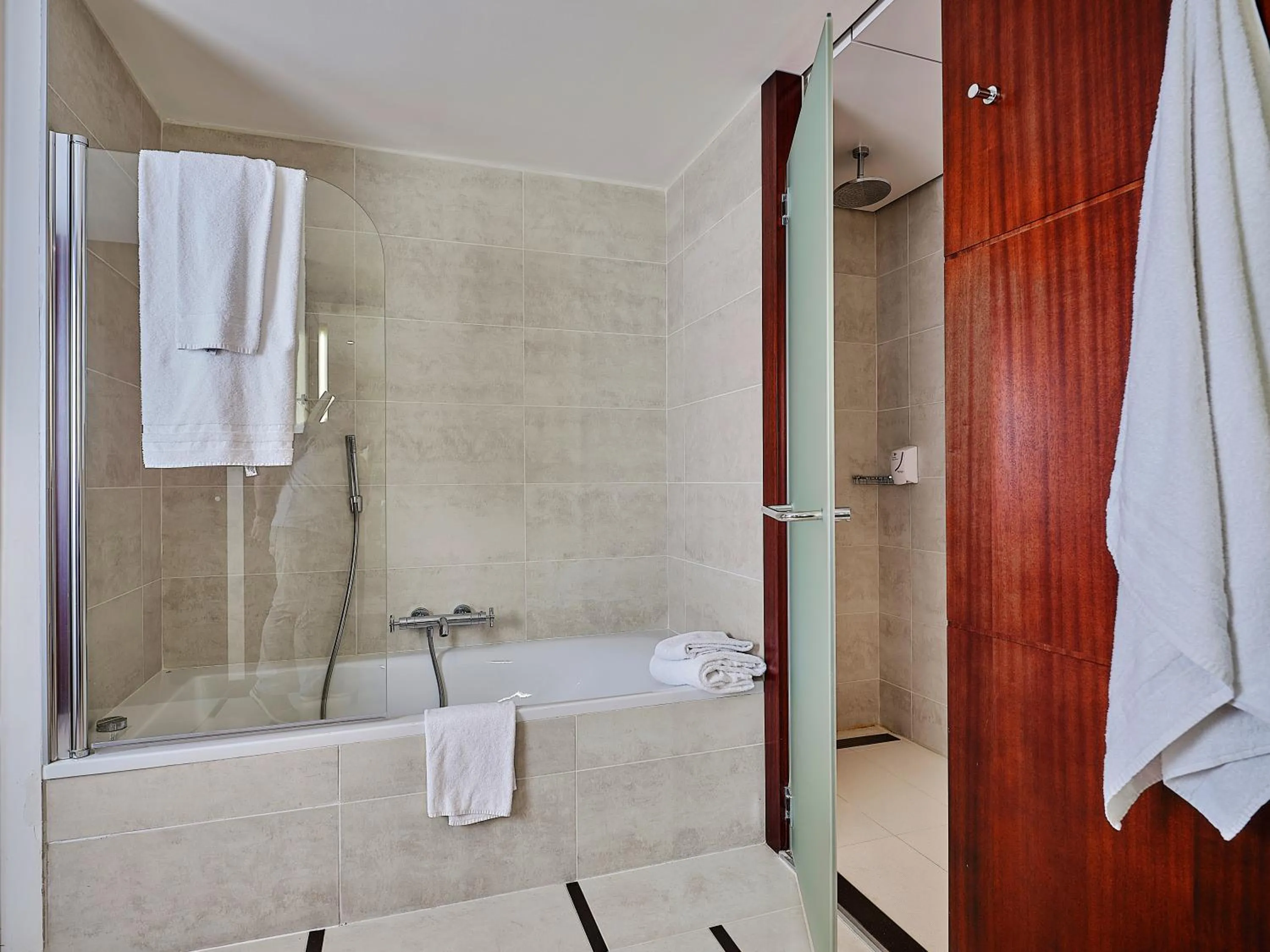 Shower in Le Mauritia Hotel et Spa