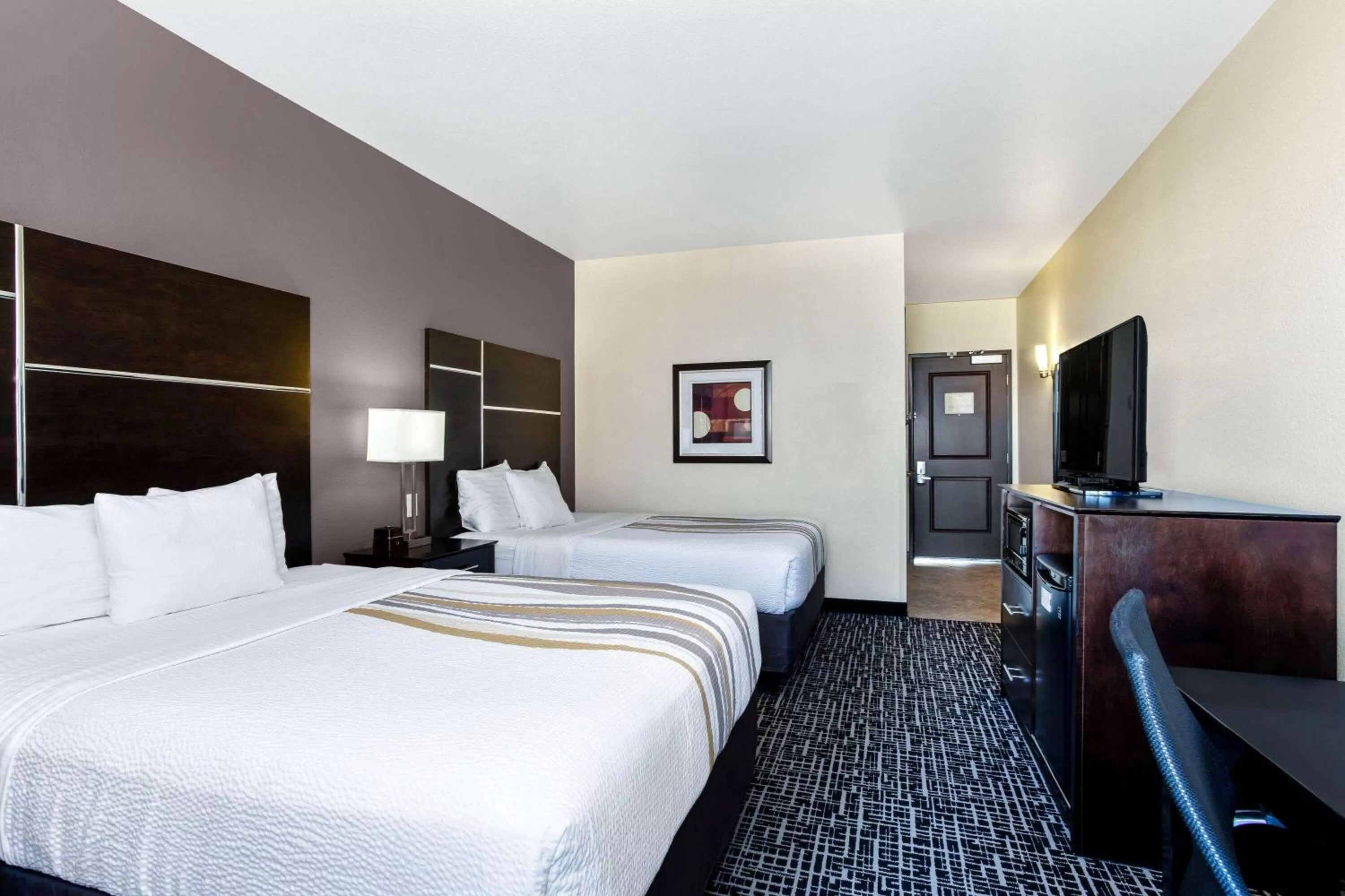 Photo of the whole room, Bed in La Quinta by Wyndham Denver Gateway Park