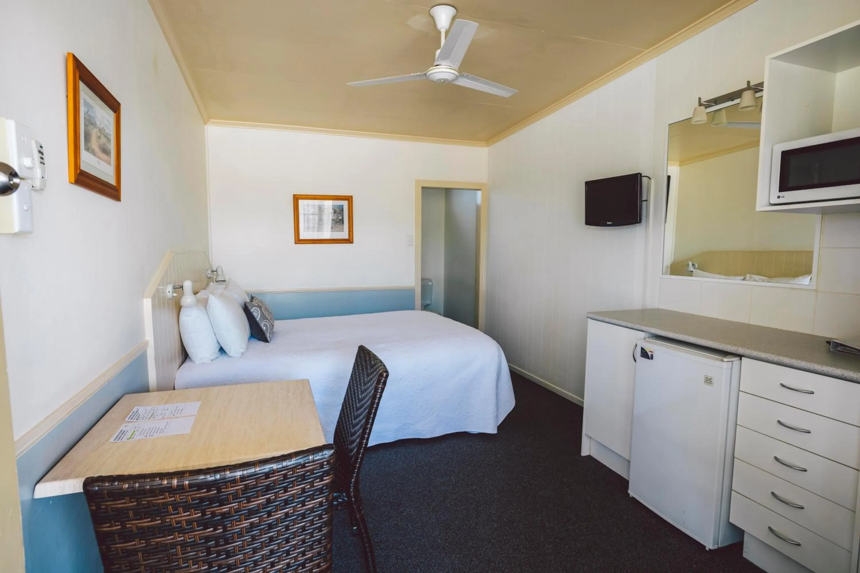 Bed in Boulevard Motel