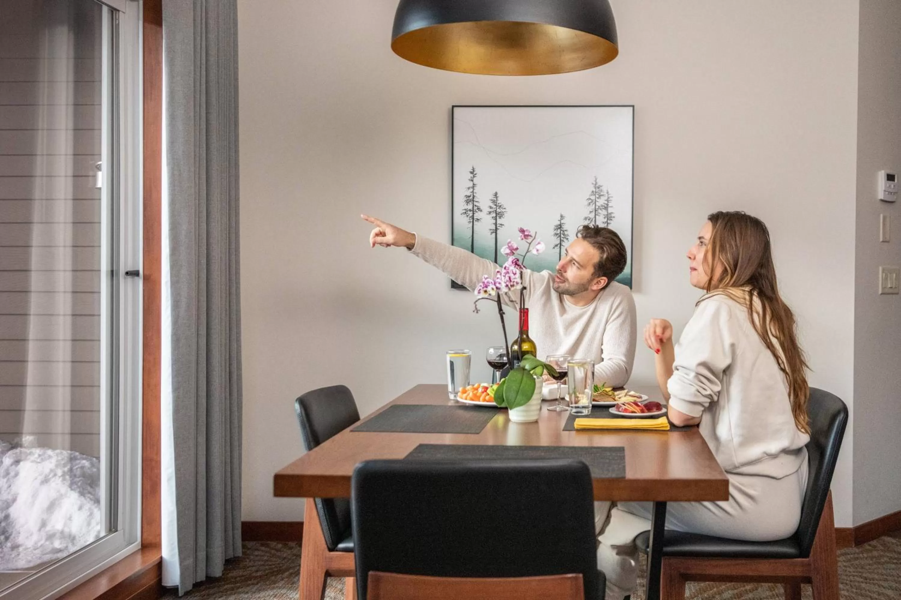 Dining area in Blackstone Mountain Lodge by CLIQUE