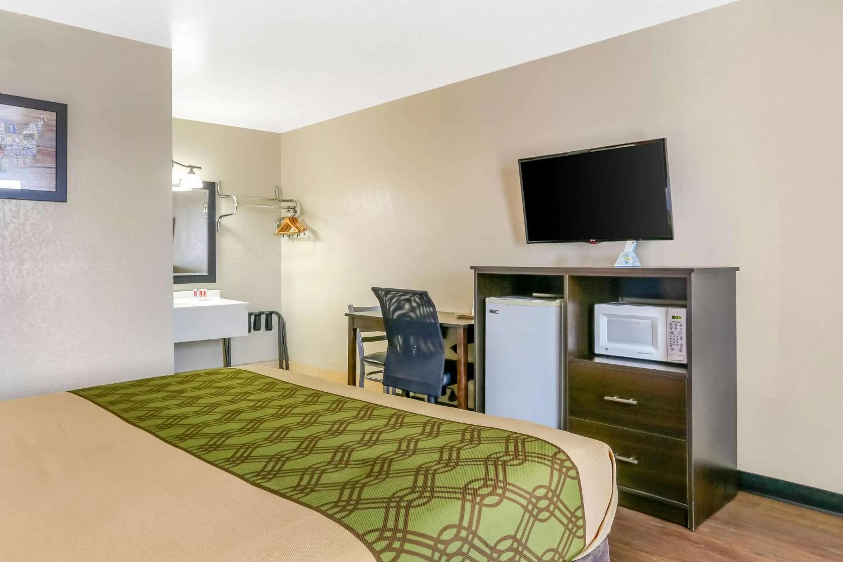 Photo of the whole room, Bed in Econo Lodge