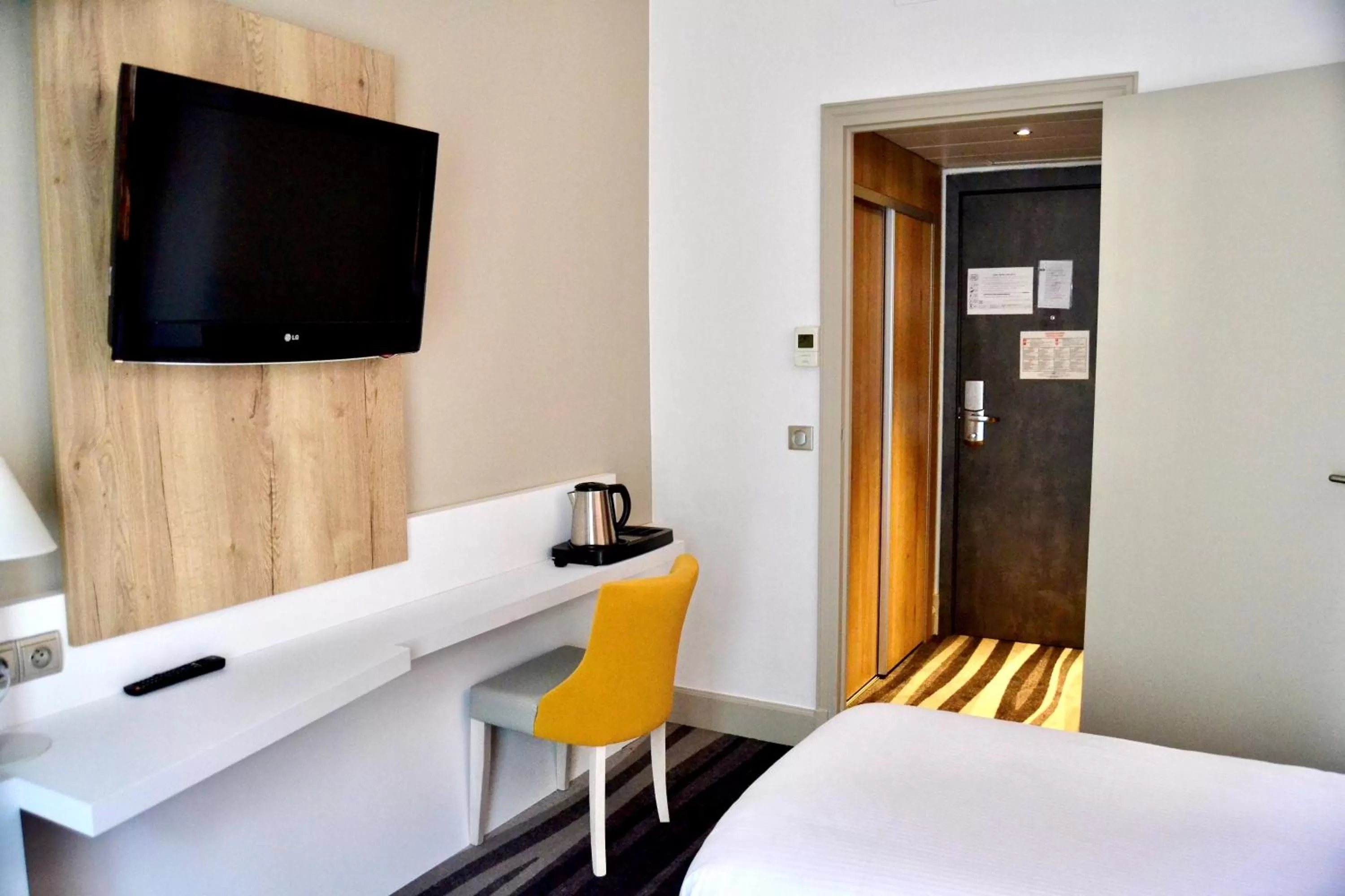 TV and multimedia, Bed in Kyriad Hotel Tours Centre