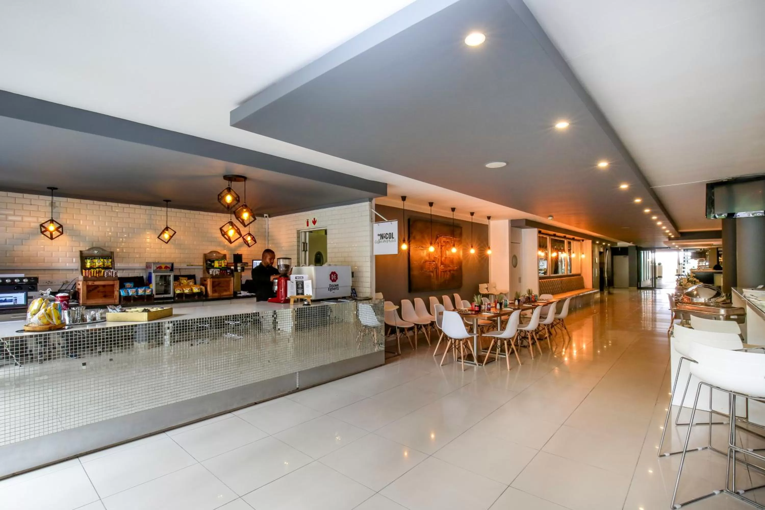 Restaurant/places to eat in The Nicol Hotel and Apartments