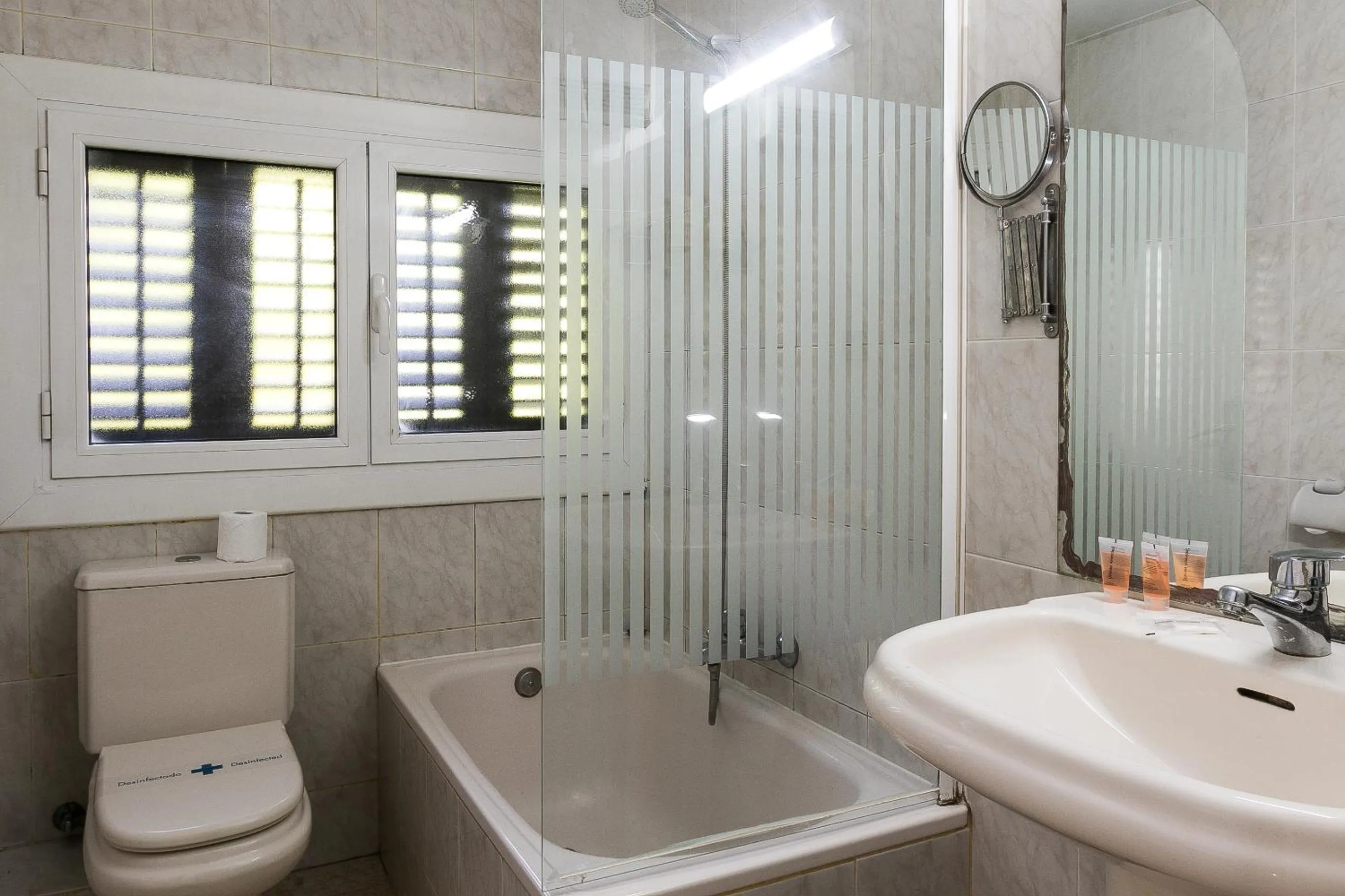 Toilet in Hotel El Castell