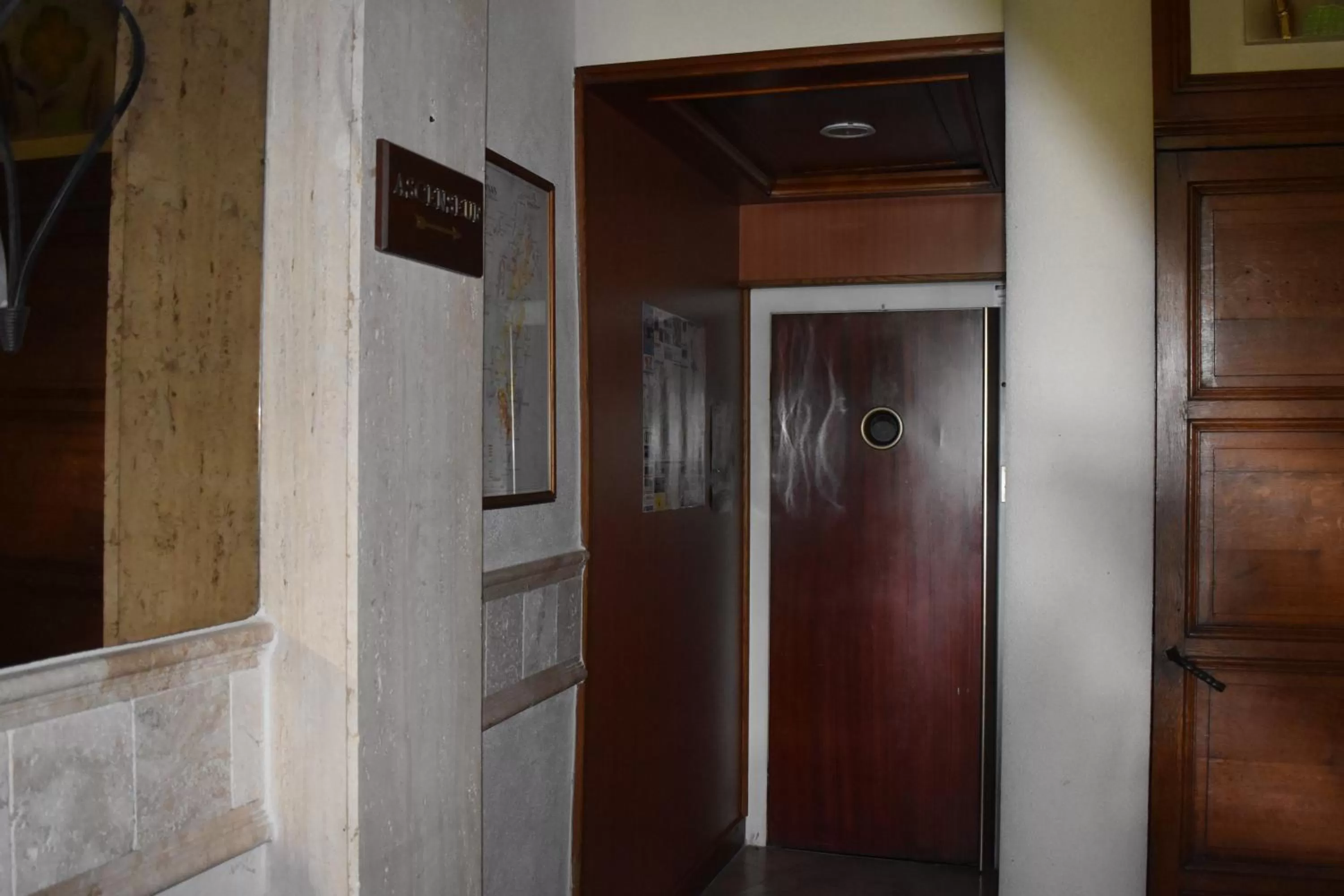 Facility for disabled guests in Hôtel Le Sauvage