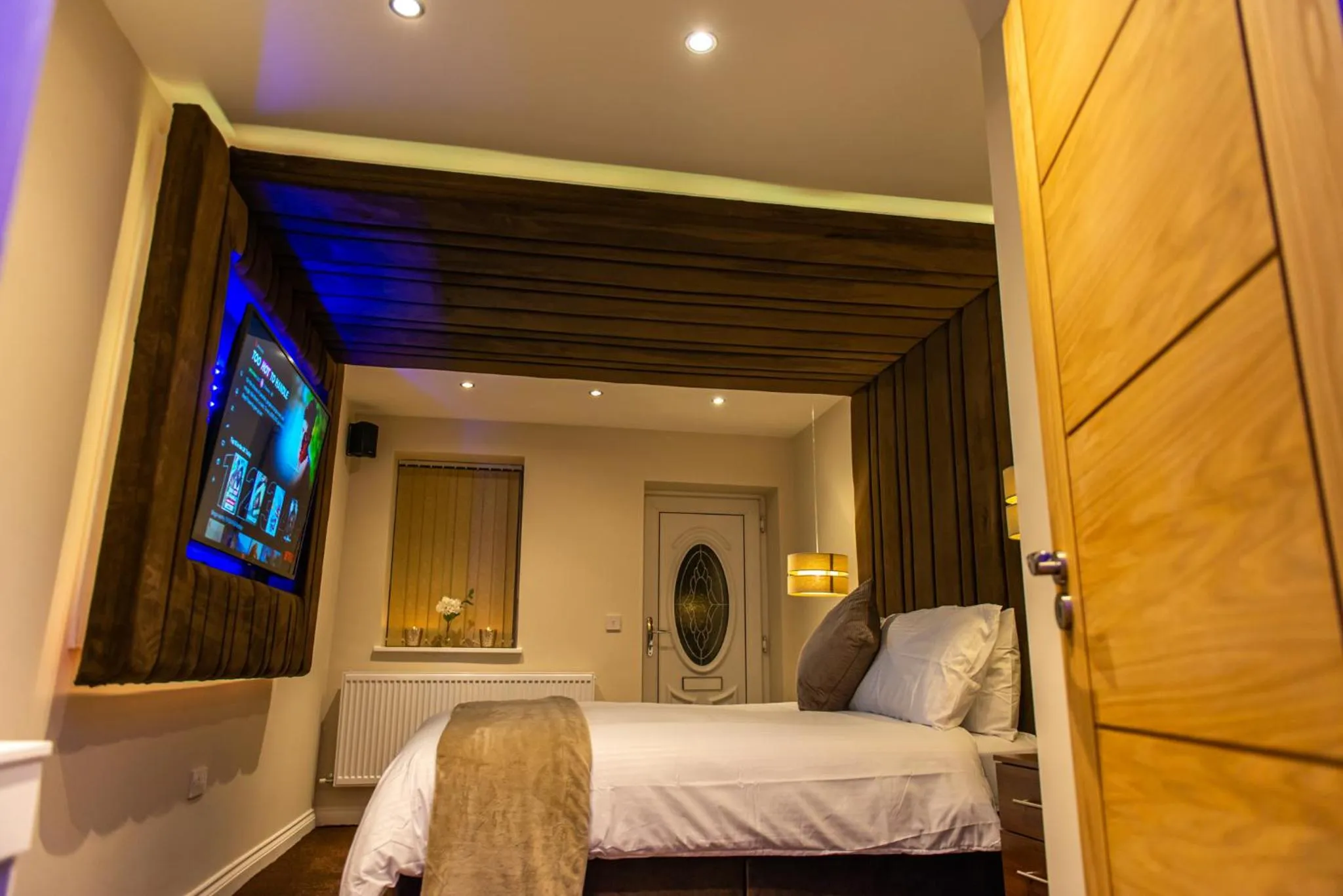 Bedroom, Bed in Optimal Apartments