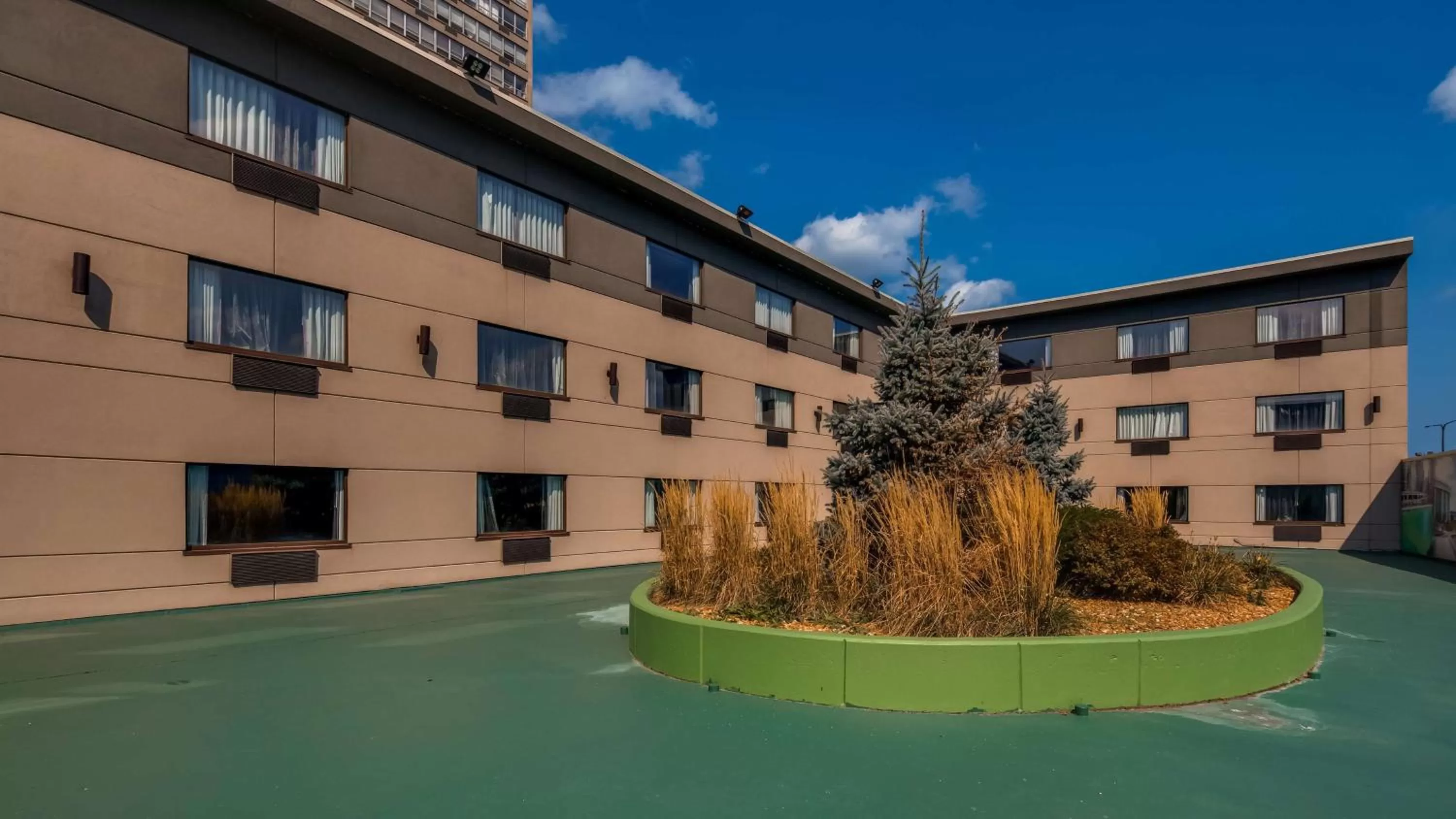 Property Building in Best Western Plus Hyde Park Chicago Hotel