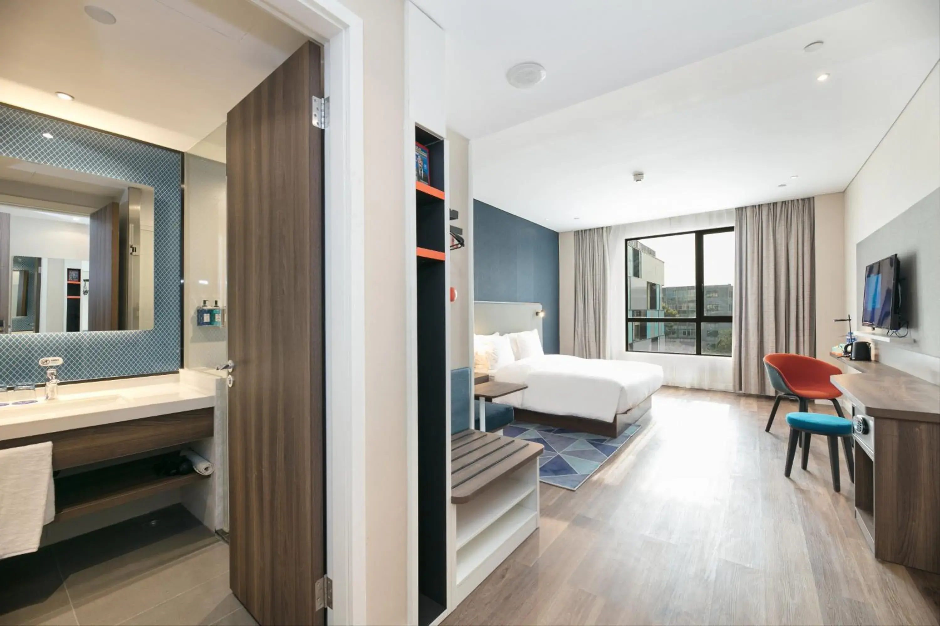Standard King Room with Garden View in Holiday Inn Express Hangzhou Xixi Tourism Zone by IHG Standard King Room with Garden View in Holiday Inn Express Hangzhou Xixi Tourism Zone by IHG