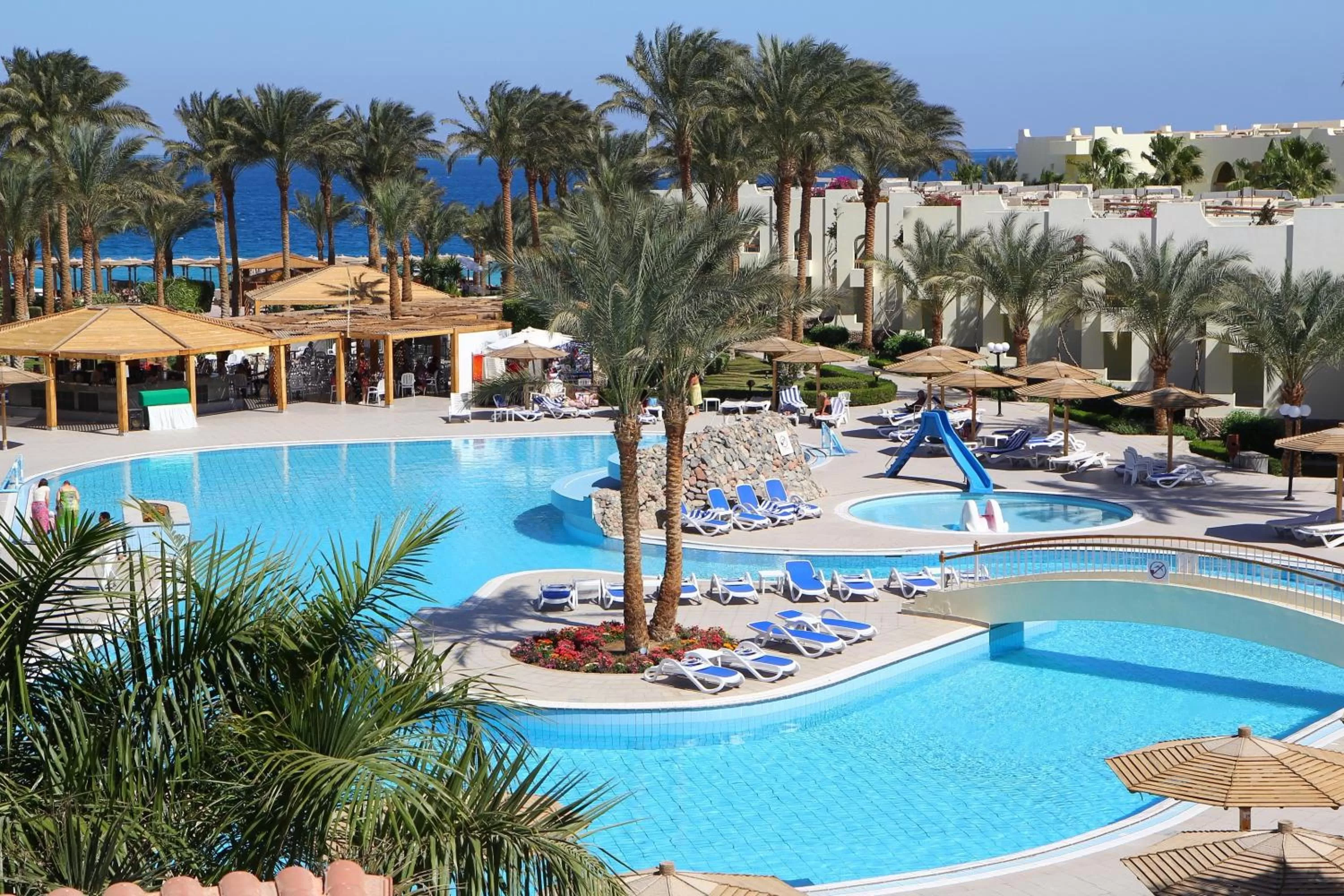 Swimming pool in Palm Beach Resort Families and Couples only