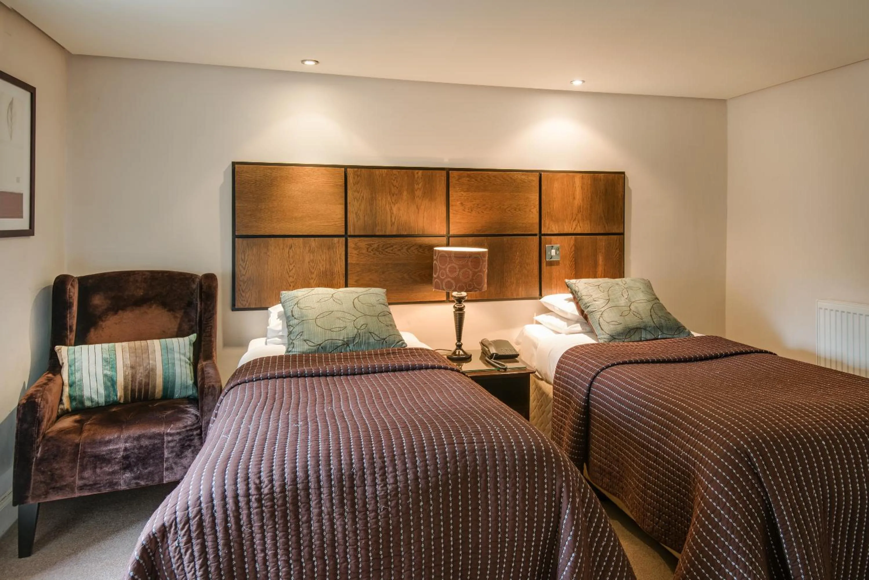 Photo of the whole room, Bed in Queenshead Hotel Kelso