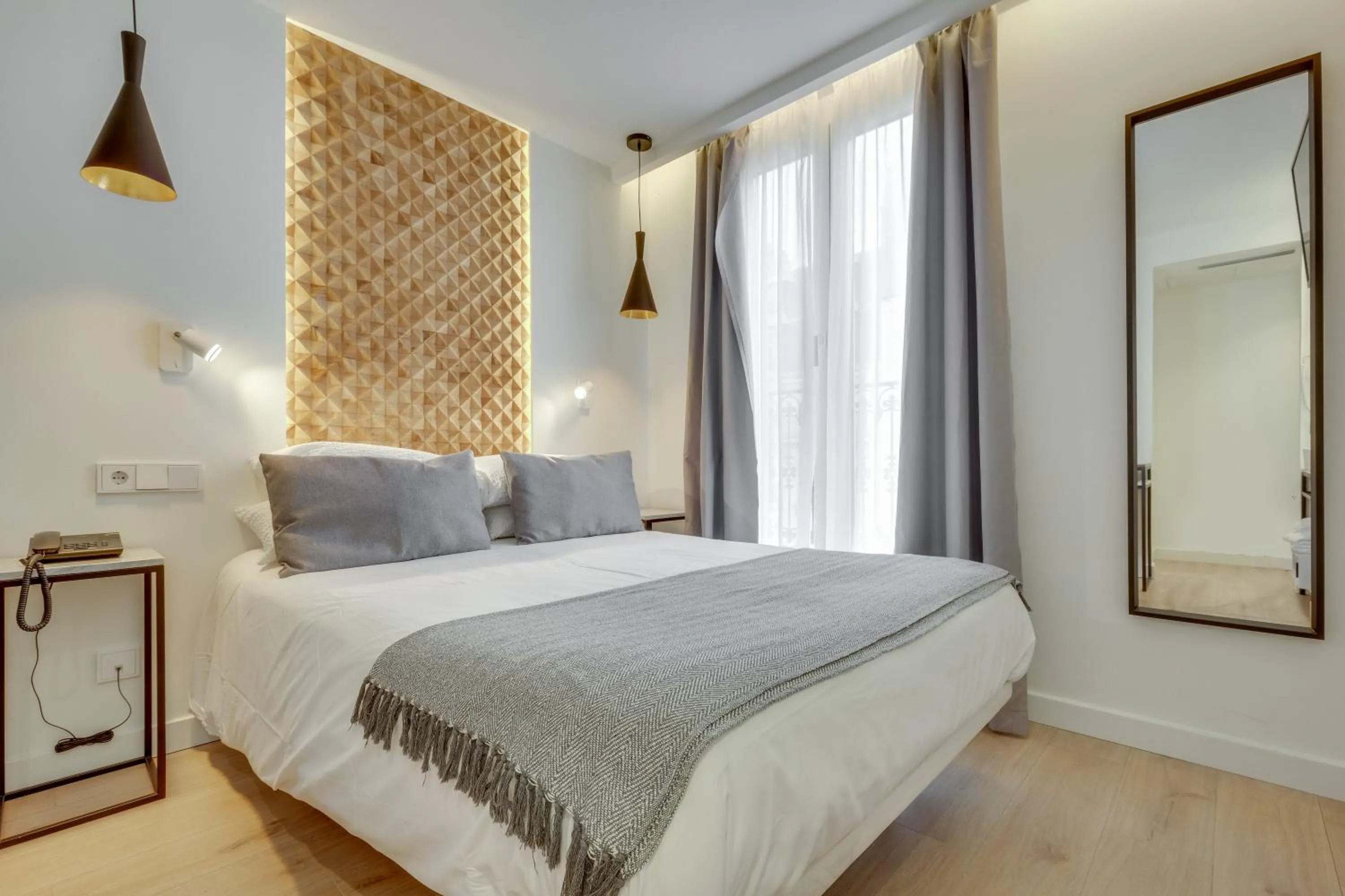 Shower, Bed in Hotel Beausejour