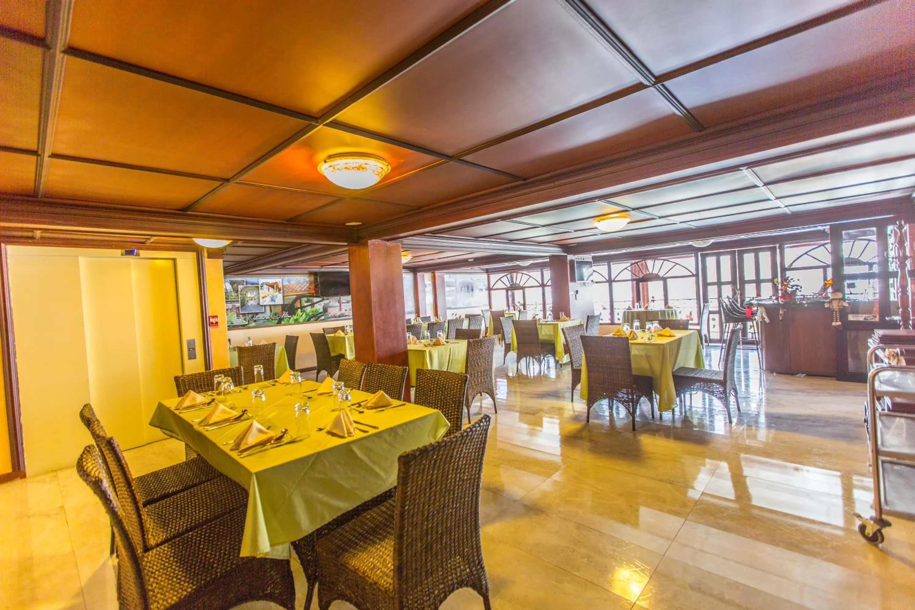 Restaurant/places to eat in La Kapital Hotel