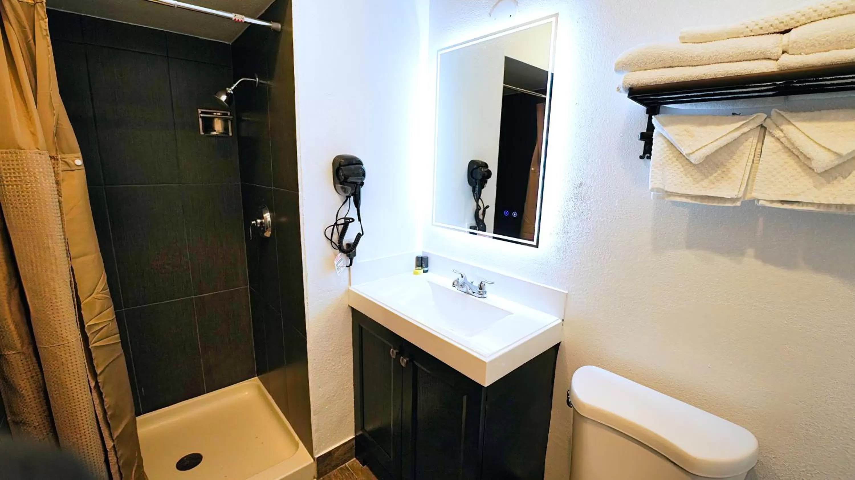 Shower in SeaSide Inn & Suites