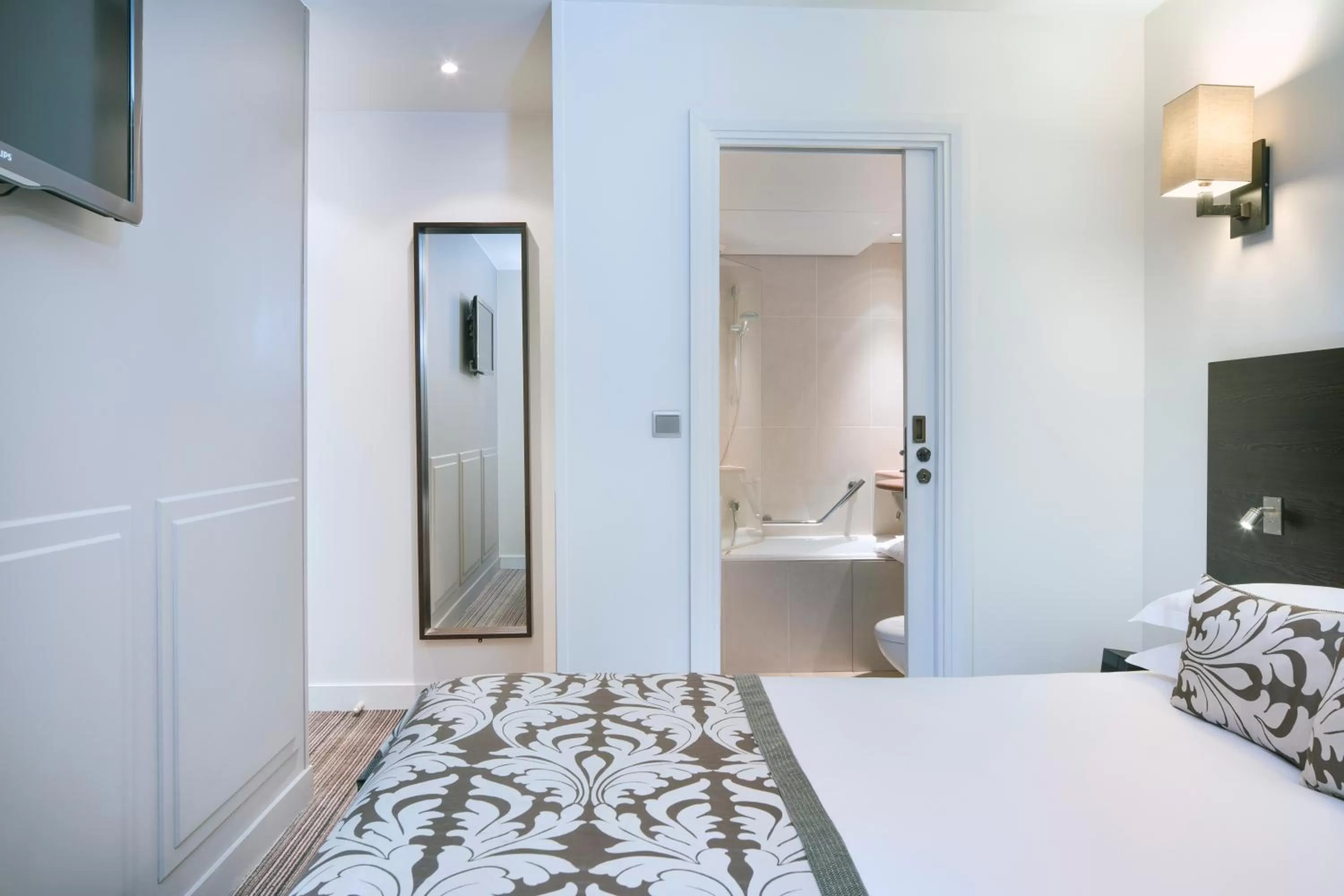 Bedroom, Bed in Hôtel Paris Louvre Opéra