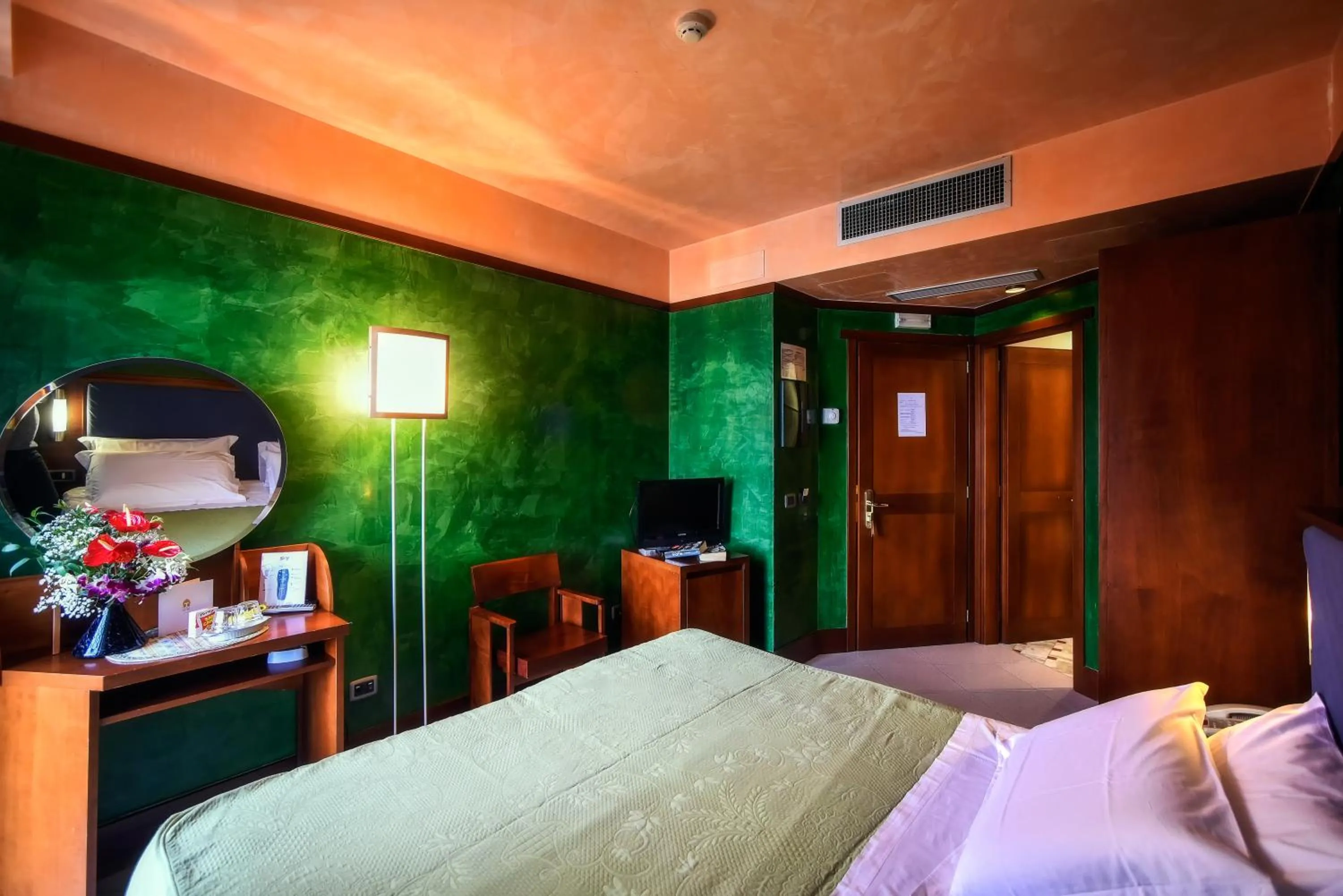 Photo of the whole room, Bed in Hotel Graal