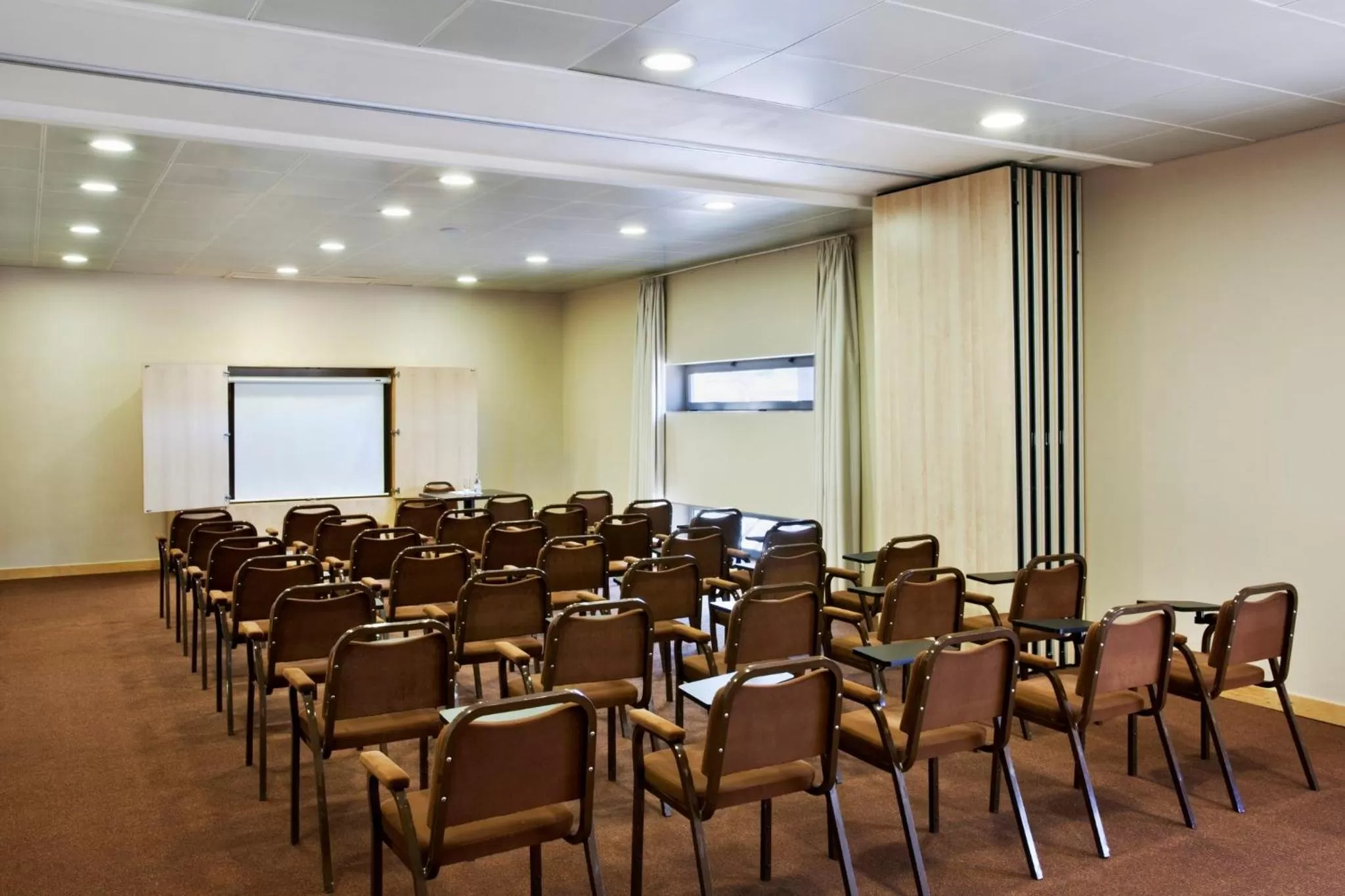 Meeting/conference room in Holiday Inn Express Lisbon-Oeiras by IHG