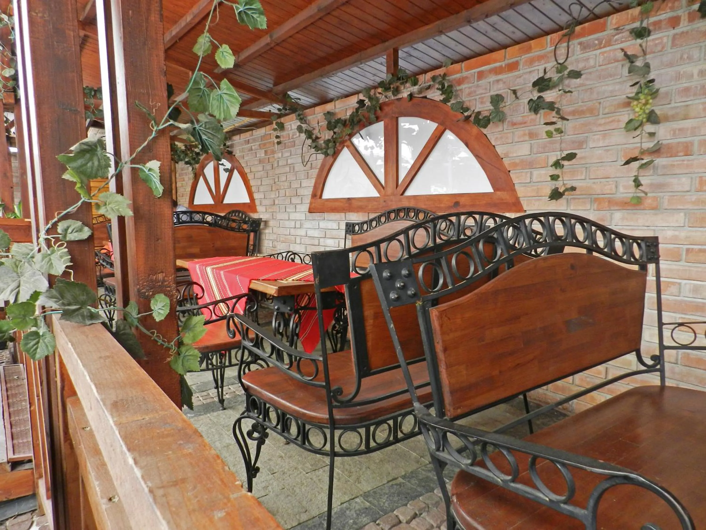 Restaurant/places to eat in California Hotel