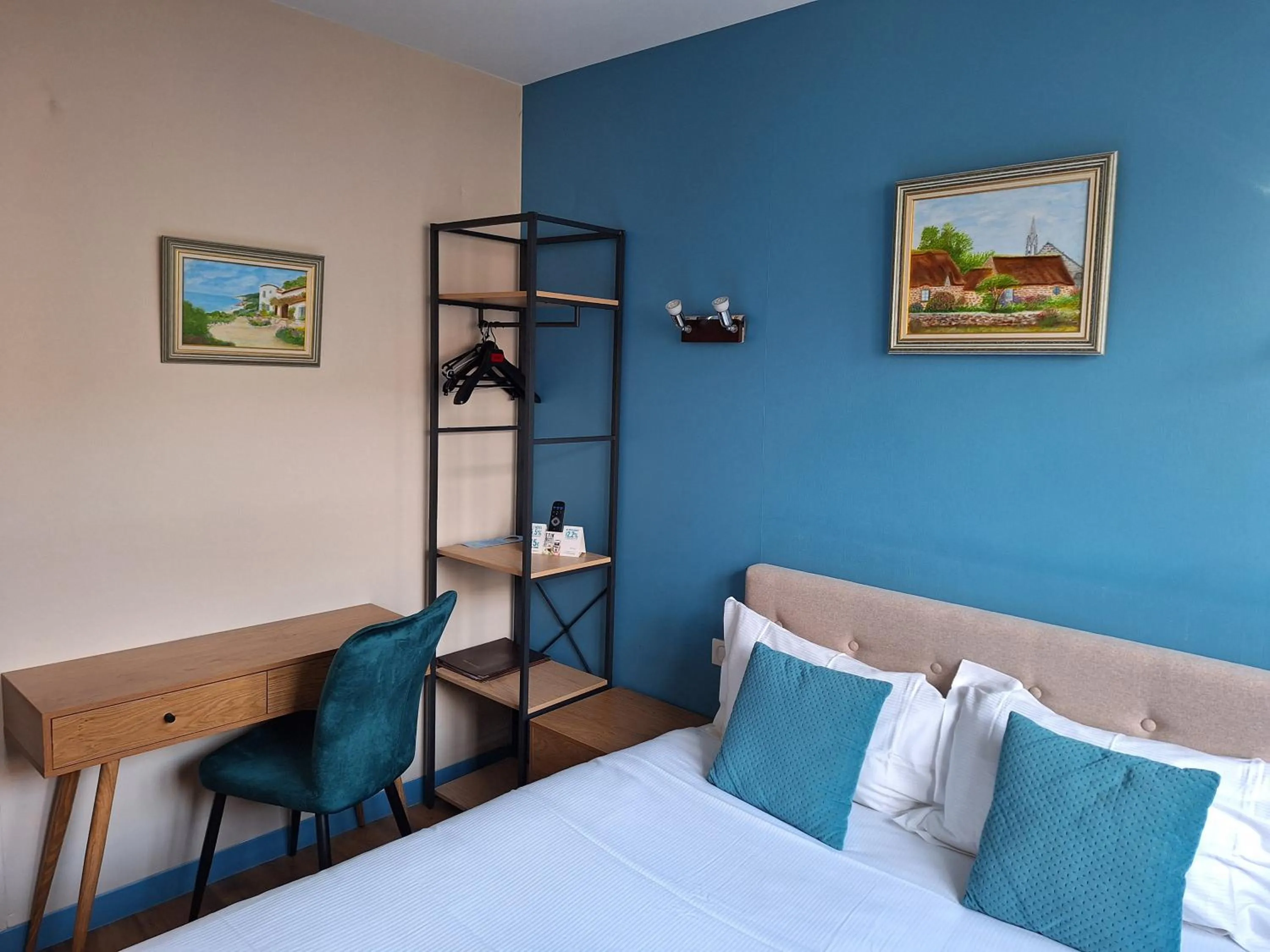 Photo of the whole room, Bed in Hotel de Charme La Bonne Adresse - Logis hotels