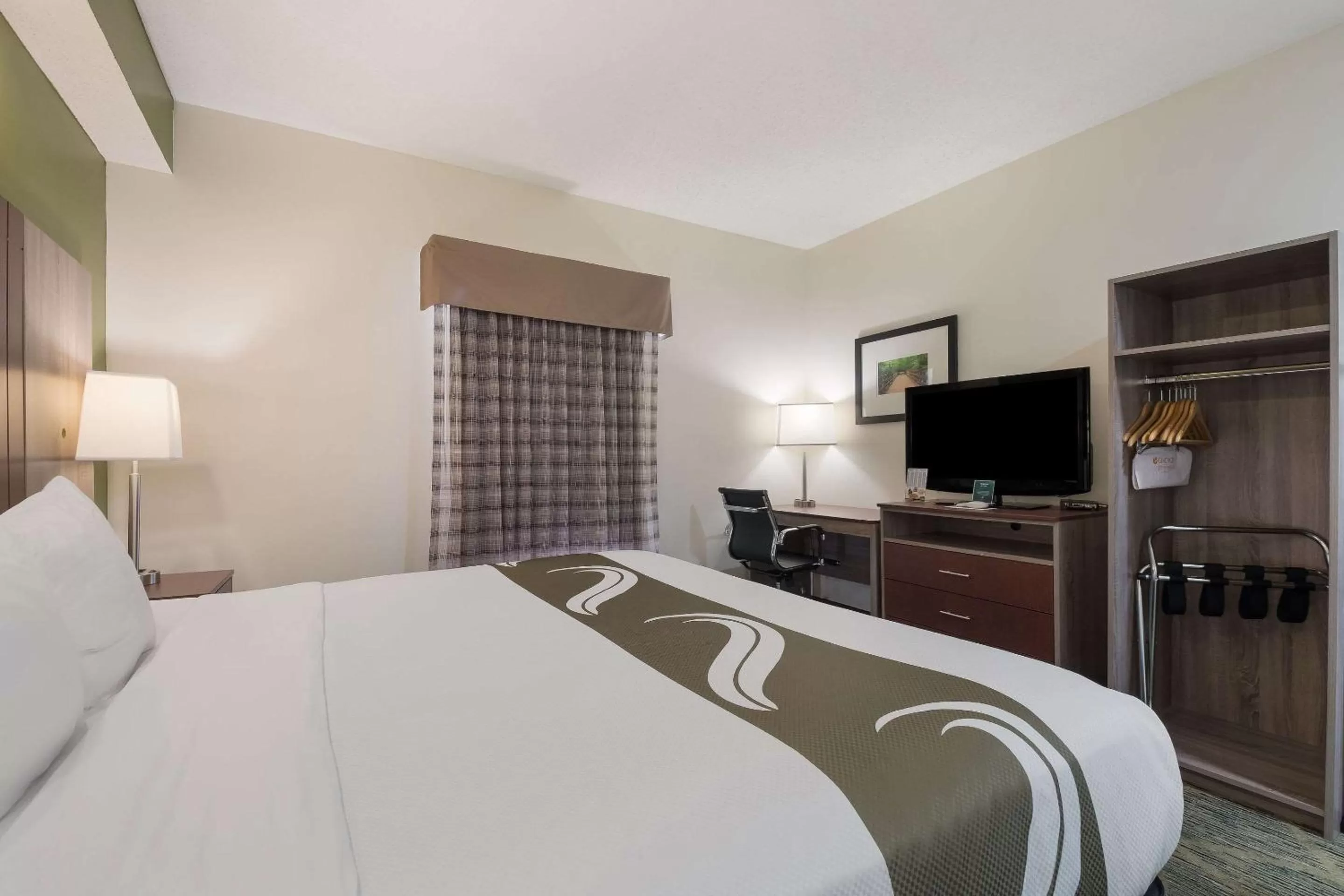 Photo of the whole room, Bed in Quality Inn Alcoa Knoxville