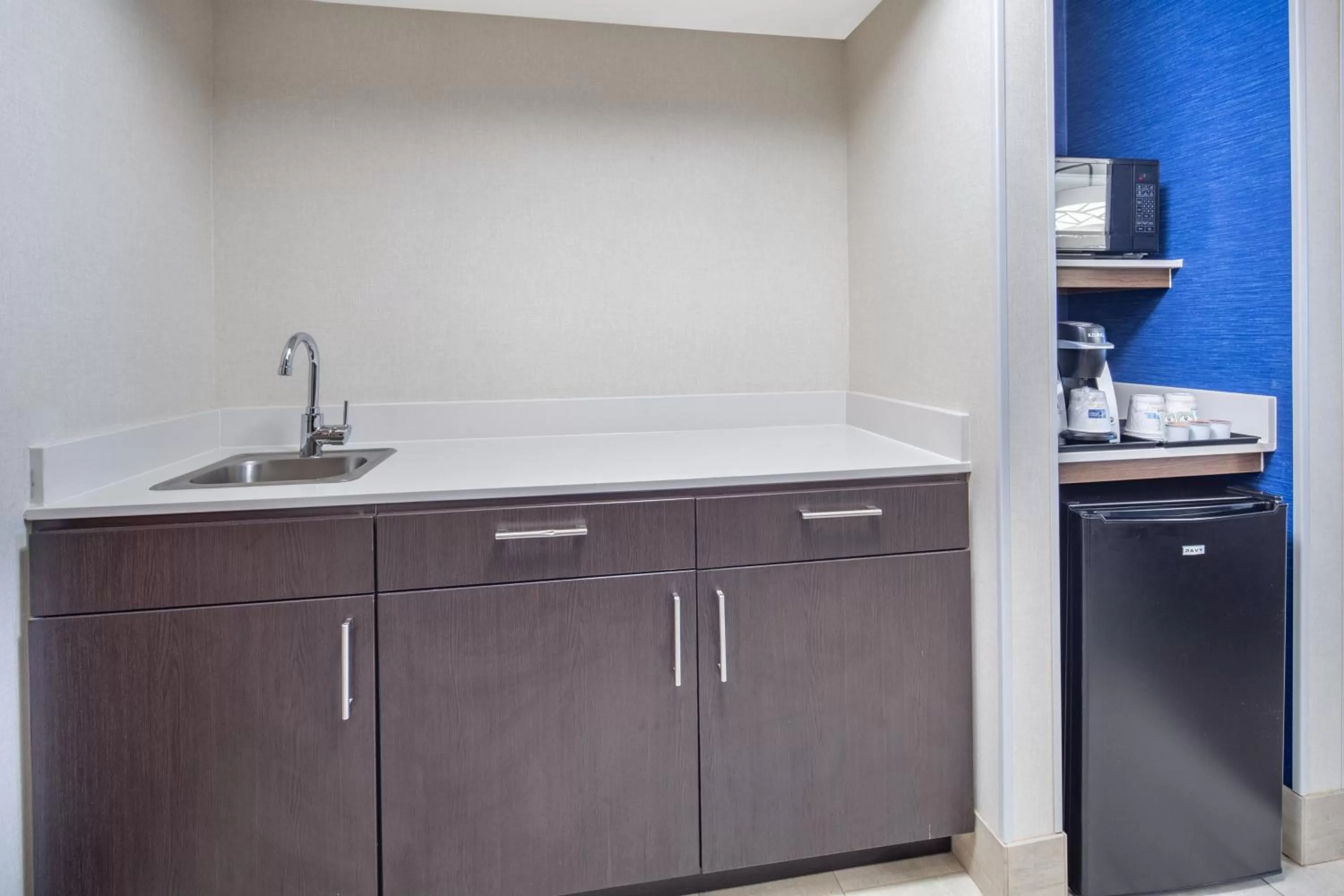 Bedroom in Holiday Inn Express Hotel & Suites Bishop by IHG